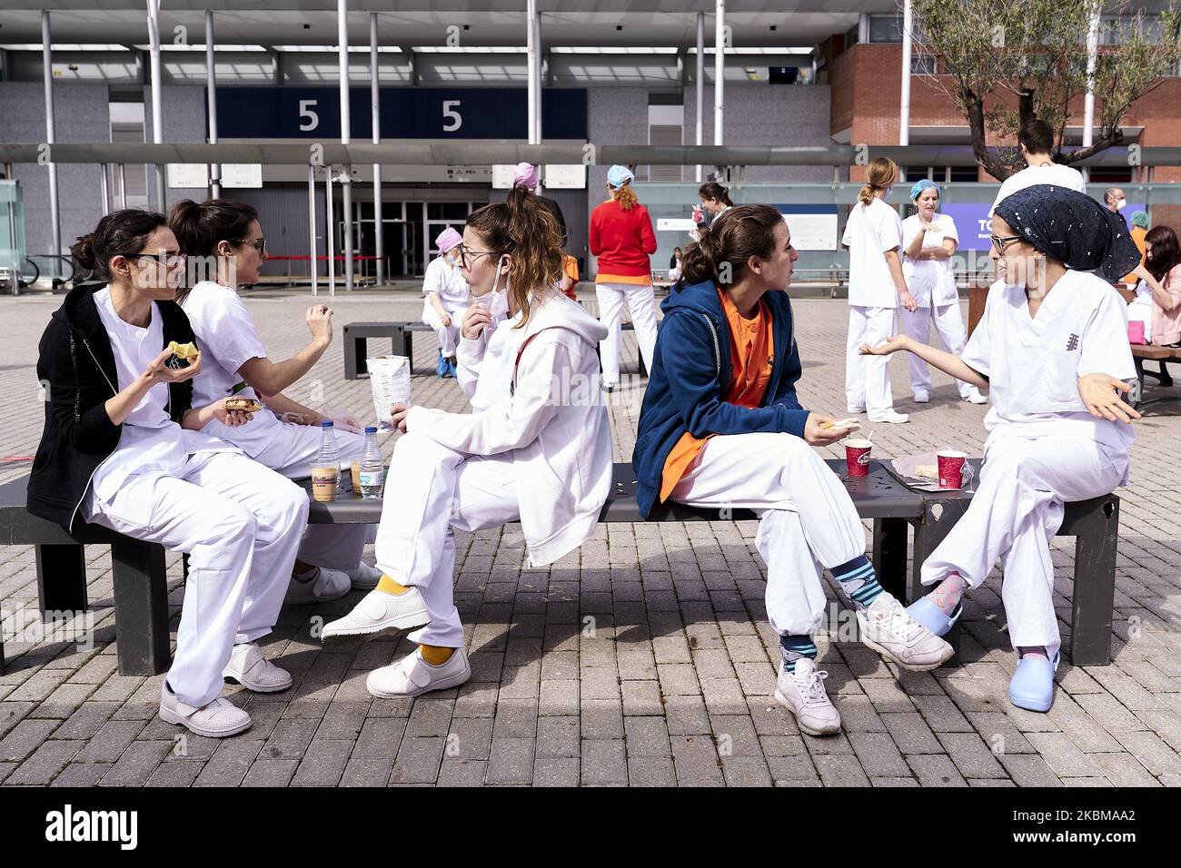 Gli operatori sanitari riposano presso l'ospedale da campo installato a IFEMA durante l'epidemia di coronavirus a Madrid, Spagna. Aprile 11, 2020. (Foto di A. Ware/NurPhoto) Foto Stock