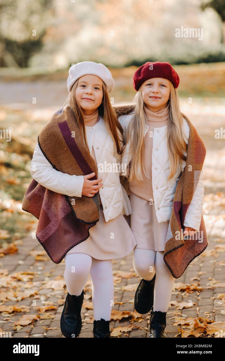 I bambini felici coccolano in un bellissimo parco autunnale Foto Stock