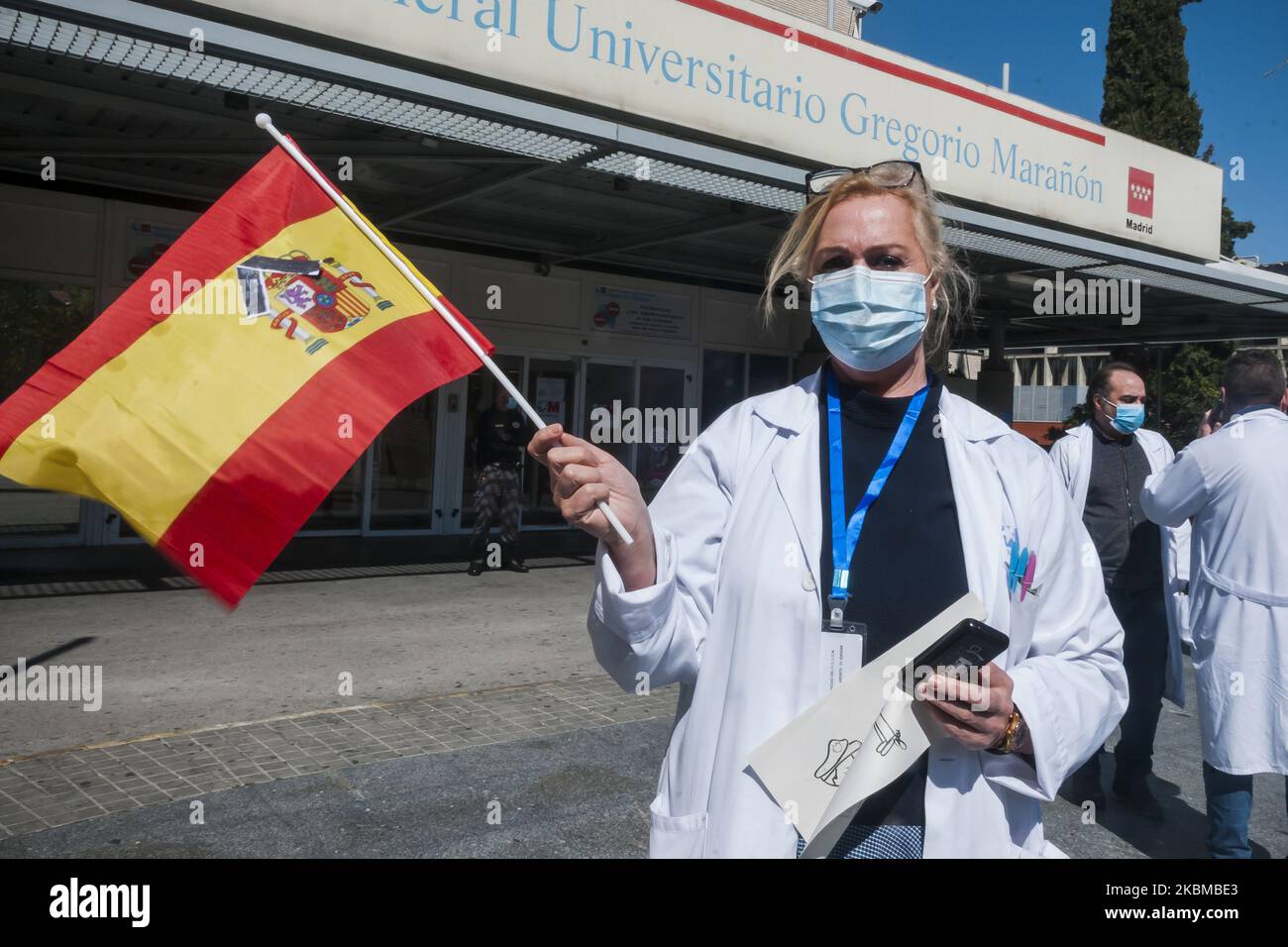 Gli operatori sanitari cantano e ballano in una banda di polizia che marciava il 12 aprile 2020 a Madrid, Spagna. Più di 16.000 persone sono morte in Spagna a causa dell'epidemia di COVID-19, anche se il paese ha riportato un calo del numero giornaliero di morti (Foto di Oscar Gonzalez/NurPhoto) Foto Stock