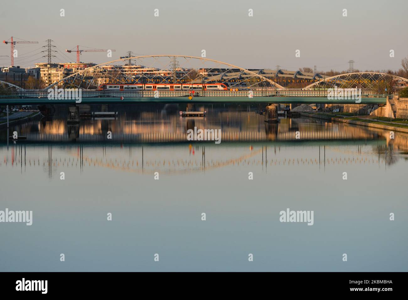 Un ponte sul fiume Vistola, di solito congestionato di traffico, oggi ha solo un treno solitario che vi passa. Le celebrazioni pasquali di quest’anno in tutta la Polonia sono silenziate, sobrie e prive delle solite e vivaci celebrazioni alle quali il paese è associato da secoli, grazie al romanzo coronavirus, chiamato pandemia COVID-19. Domenica 12 aprile 2020 a Cracovia, Polonia. (Foto di Artur Widak/NurPhoto) Foto Stock