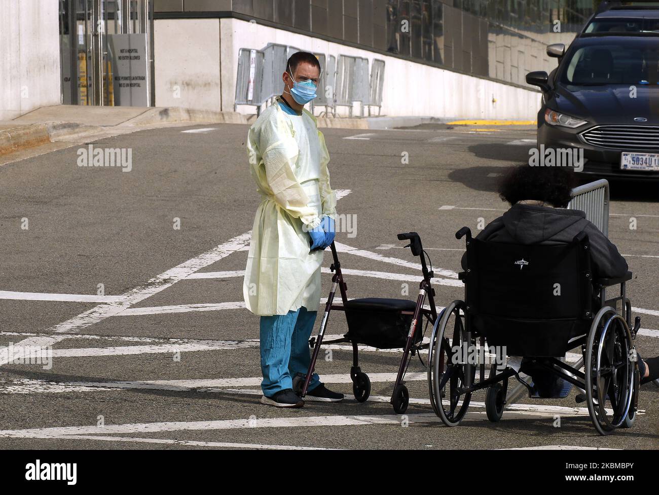 Un medico assiste un paziente dimesso, a New York, Stati Uniti, il 12 aprile 2020. Mentre gli ospedali di New York City stanno sperimentando un rallentamento graduale nei nuovi casi di Covid-19, l'ospedale militare degli Stati Uniti al Centro Congressi Jacob Javits continua a ricevere pazienti il 12 aprile 2020. Il centro fu originariamente eretto per accettare il traboccamento di pazienti provenienti da tutti gli ospedali di New York City. (Foto di John Lamparski/NurPhoto) Foto Stock