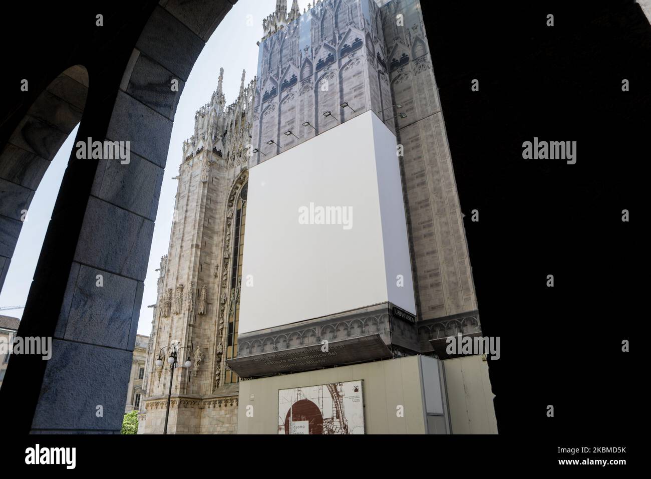 Un cartellone bianco dovuto alla mancanza di sponsorizzazione in Piazza Duomo a Milano durante il blocco dovuto all'emergenza Coronavirus, il 14 aprile 2020. A causa della mancanza di turisti e persone le cartelloni della città sono senza pubblicità (Photo by Mairo Cinquetti/NurPhoto) Foto Stock