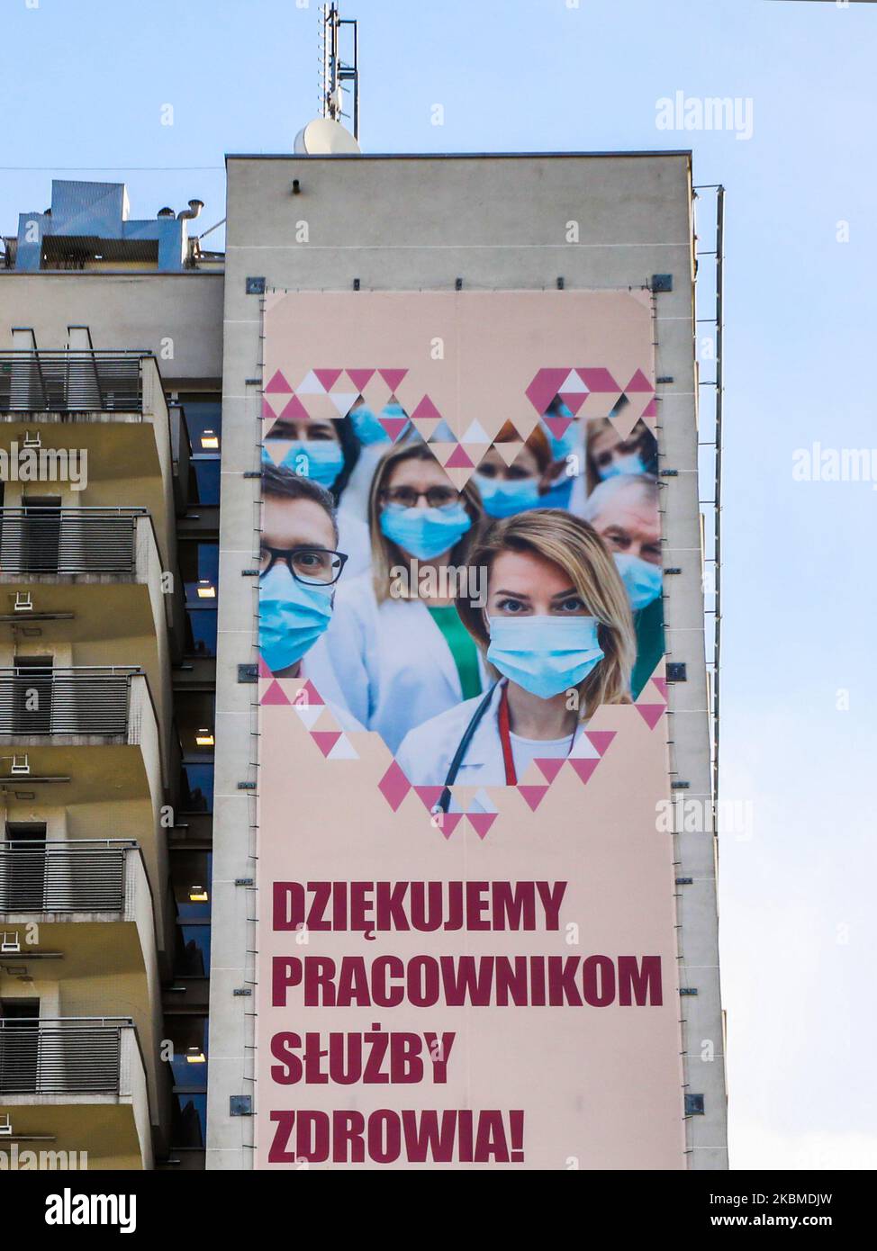 Un enorme banner che dice " grazie agli operatori sanitari " è appeso su uno degli edifici accademici di Cracovia, Polonia, il 14 aprile 2020 a Cracovia, Polonia. Un banner è stato realizzato dall'Università della Scienza e della tecnologia (AGH) come un gesto di ringraziamento e sostegno al personale medico di tutta la nazione per il loro lavoro durante la pandemia di coronavirus. (Foto di Beata Zawrzel/NurPhoto) Foto Stock