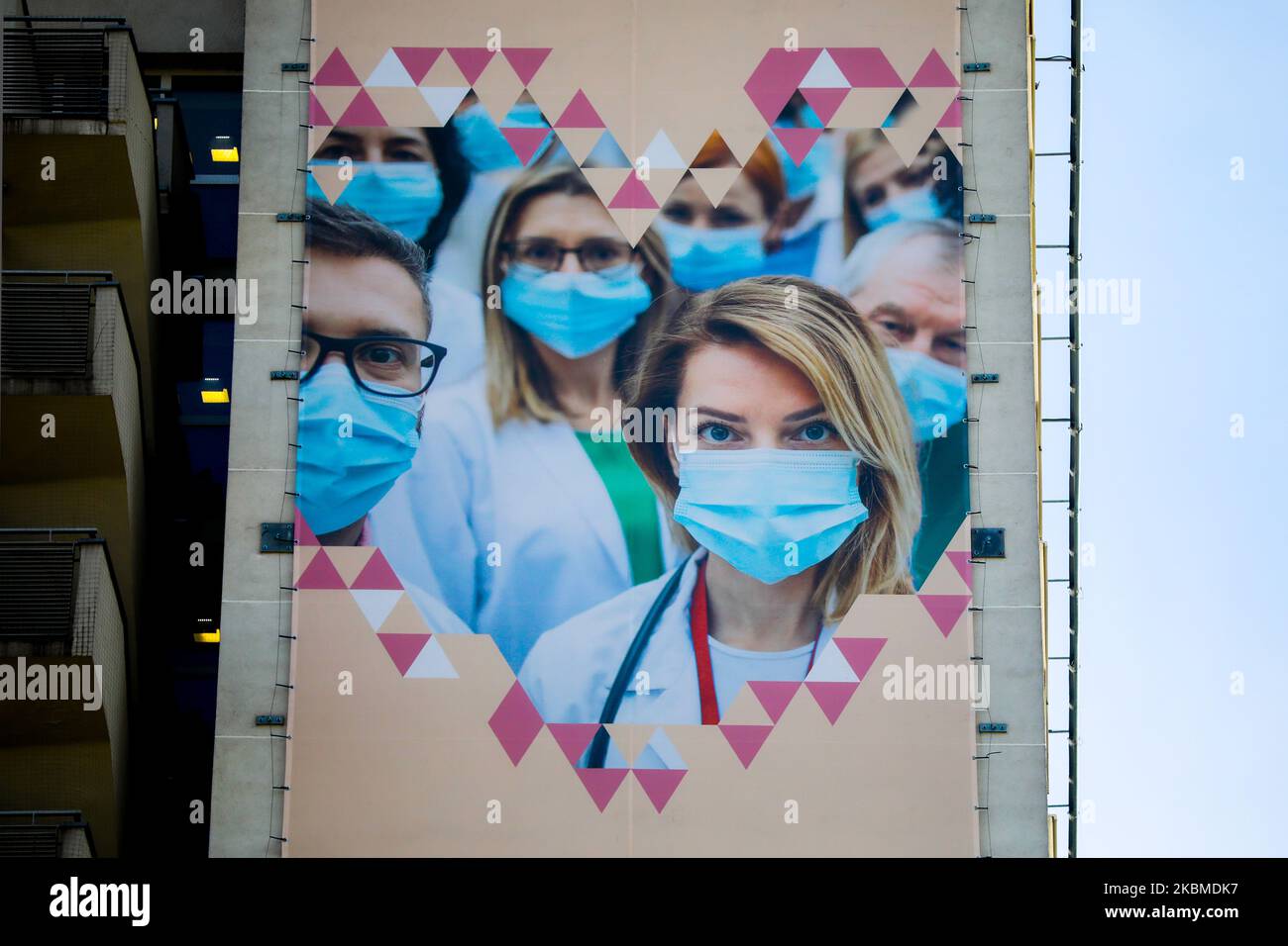 Un enorme banner che dice " grazie agli operatori sanitari " è appeso su uno degli edifici accademici di Cracovia, Polonia, il 14 aprile 2020 a Cracovia, Polonia. Un banner è stato realizzato dall'Università della Scienza e della tecnologia (AGH) come un gesto di ringraziamento e sostegno al personale medico di tutta la nazione per il loro lavoro durante la pandemia di coronavirus. (Foto di Beata Zawrzel/NurPhoto) Foto Stock