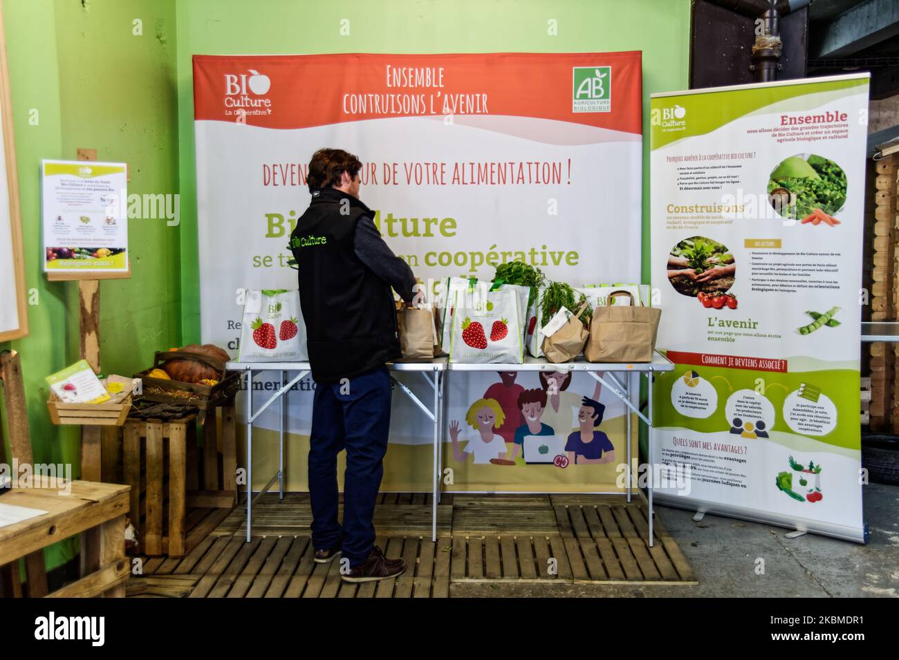 La cooperativa agricola e di distribuzione Bio Culture gioca un ruolo cruciale per una dieta sana e cibo di alta qualità durante la pandemia - 14 aprile 2020, Sevres, Francia (Foto di Daniel Pier/NurPhoto) Foto Stock