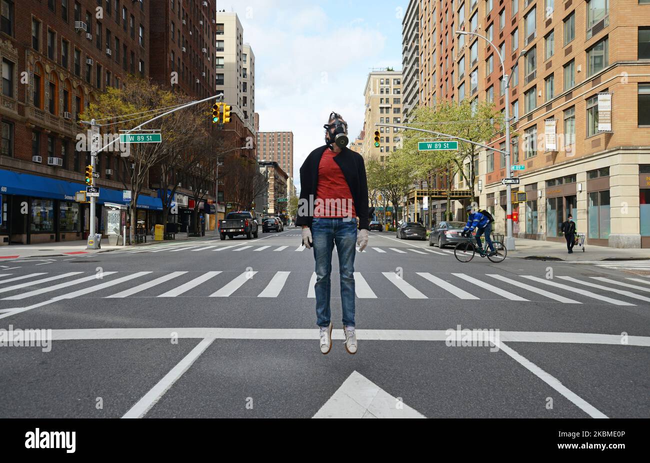 Creative New Yorkers in maschere di quarantena Creative: Brian Scott McFadden, Upper West Side, Stand-Up Comic (Foto di B.A. Van Sise/NurPhoto) Foto Stock