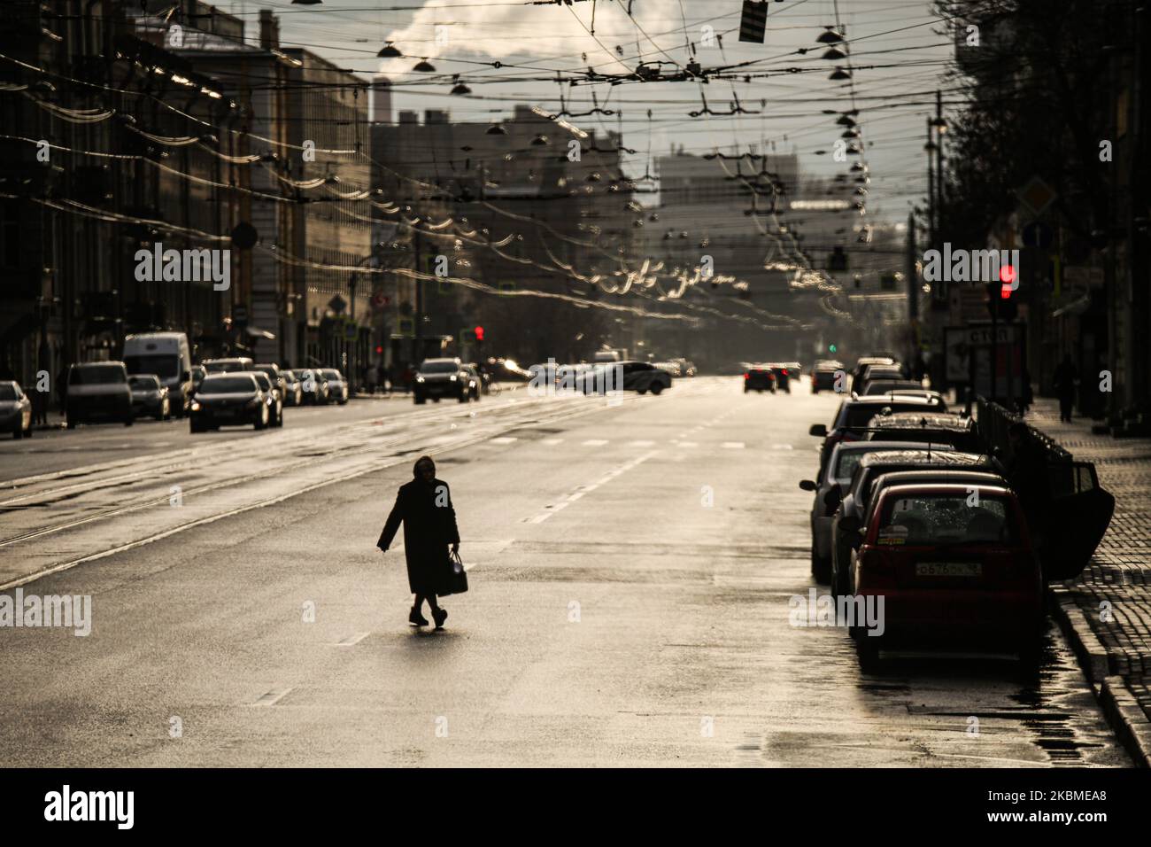 Una donna attraversa una strada vuota nel centro di San Pietroburgo, il 14 aprile 2020 durante l'emergenza Coronavirus. (Foto di Valya Egorshin/NurPhoto) Foto Stock