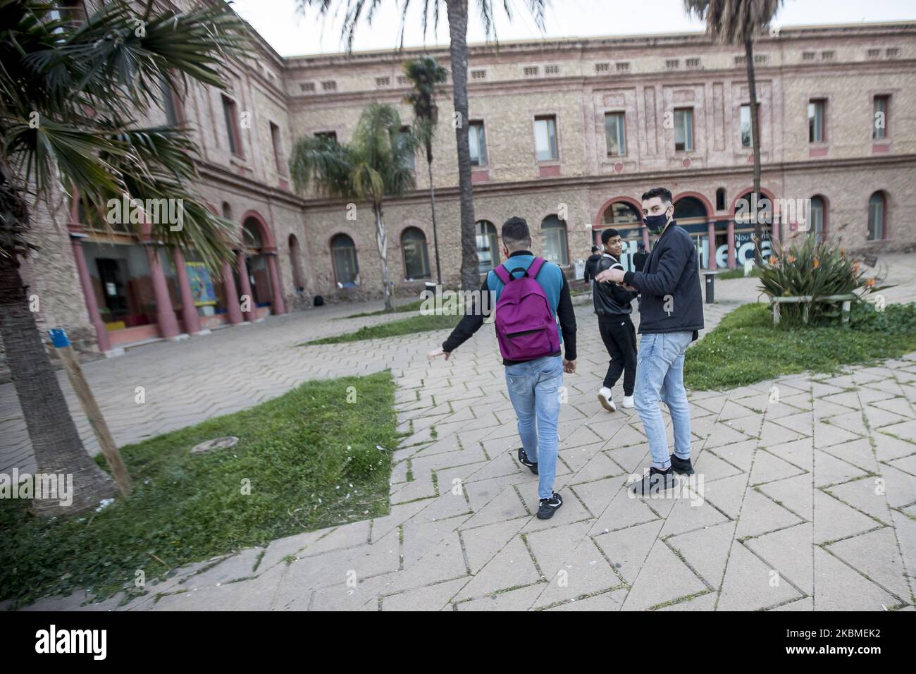 Giovani migranti senza casa, felici per la maschera sanitaria donata da una ONG di sostegno, sulle strade del quartiere Nou Barris a Barcellona durante la crisi di Coronavirus - Covid 19 a Barcellona, Catalogna, Spagna, il 11 aprile 2020 (Foto di Miquel Llop/NurPhoto) Foto Stock