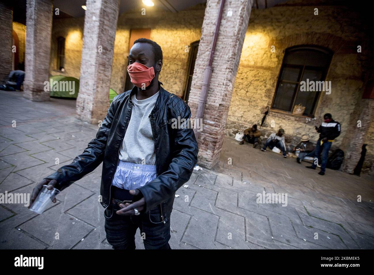 Una persona senza casa, felice per la maschera sanitaria data loro da una ONG di sostegno, sulle strade del quartiere di Nou Barris a Barcellona durante la crisi Coronavirus - Covid 19 a Barcellona, Catalogna, Spagna, il 11 aprile 2020 (Foto di Miquel Llop/NurPhoto) Foto Stock