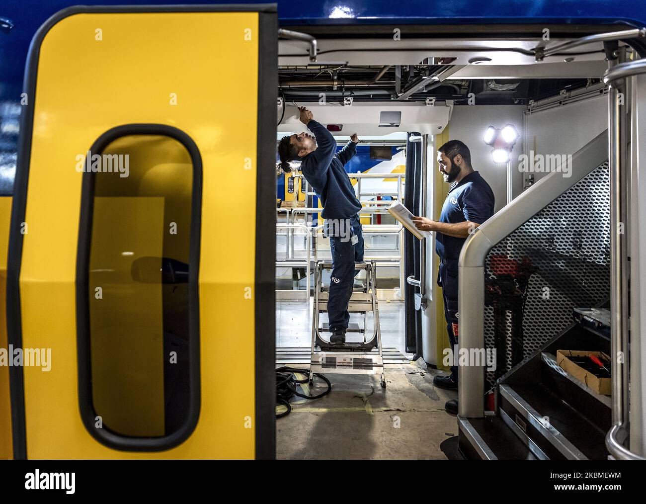 2022-11-04 10:59:58:19 HAARLEM - Un detentore di status al lavoro sulla strada del cavo. I titolari dello status possono iniziare a lavorare presso la NS in un programma di apprendistato per diventare meccanici. L'azienda di trasporti aiuta questo gruppo a trovare lavoro, insieme al comune di Amsterdam e Randstad, per offrire loro una prospettiva e al tempo stesso per combattere la carenza di personale. ANP REMKO DE WAAL olanda fuori - belgio fuori Foto Stock