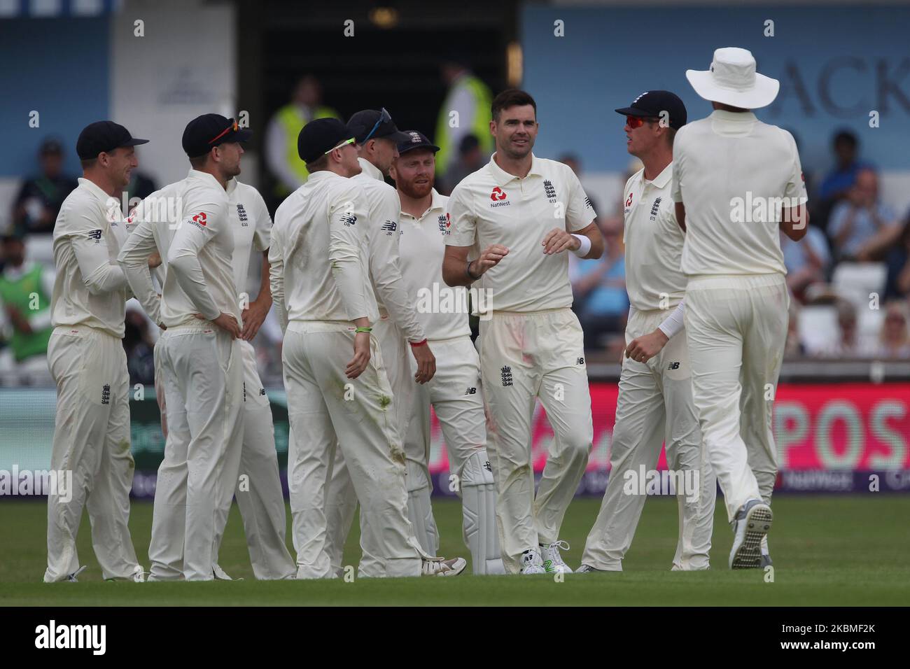 Jimmy Anderson, inglese, festeggia con i suoi compagni di squadra dopo il bowling del capitano pakistano Sarfraz Ahmed durante il primo giorno della seconda partita di Nat West Test tra Inghilterra e Pakistan all'Headingley Cricket Ground di Leeds venerdì 1st giugno 2018. (Foto di Mark Fletcher/MI News/NurPhoto) Foto Stock