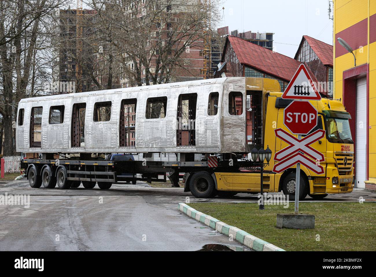 Il camion DNL trasporta un carro in una fabbrica a San Pietroburgo, Russia, il 15 aprile 2020 (Foto di Valya Egorshin/NurPhoto) Foto Stock