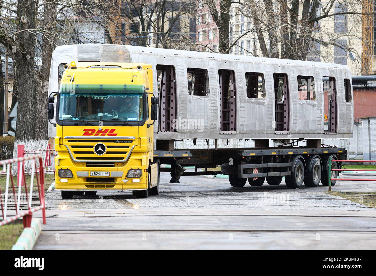Il camion DNL trasporta un carro in una fabbrica a San Pietroburgo, Russia, il 15 aprile 2020 (Foto di Valya Egorshin/NurPhoto) Foto Stock