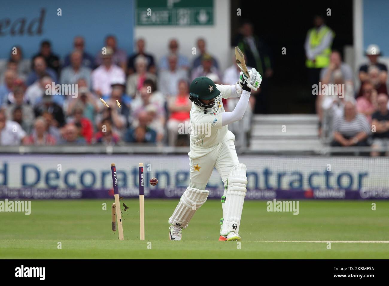 Azhar Ali del Pakistan è inchinato pulito da Jimmy Anderson dell'Inghilterra durante le loro seconde inning il terzo giorno della seconda partita di Nat West Test tra Inghilterra e Pakistan al campo da cricket di Headingley, Leeds, domenica 3rd giugno 2018. (Foto di Mark Fletcher/MI News/NurPhoto) Foto Stock