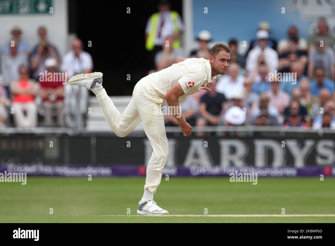 Stuart Broad of England bocce durante il terzo giorno della seconda partita di Nat West Test tra Inghilterra e Pakistan all'Headingley Cricket Ground di Leeds, domenica 3rd giugno 2018. (Foto di Mark Fletcher/MI News/NurPhoto) Foto Stock