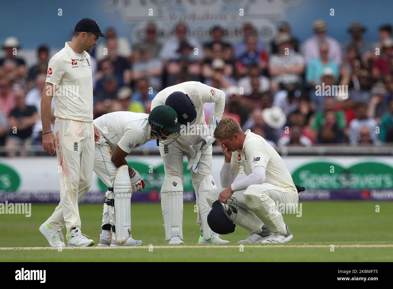 Keaton Jennings of England dopo essere stato colpito mentre si è schierato durante il terzo giorno della seconda partita di Nat West Test tra Inghilterra e Pakistan all'Headingley Cricket Ground di Leeds domenica 3rd giugno 2018. (Foto di Mark Fletcher/MI News/NurPhoto) Foto Stock