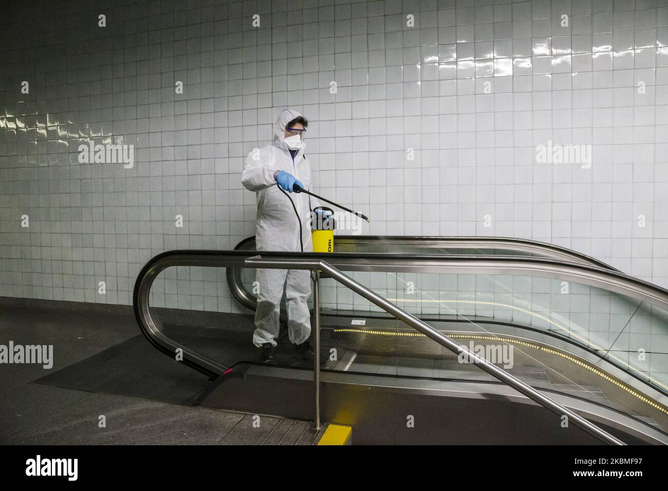 Disinfezione della stazione Trindade della metropolitana do Porto, a causa dell'emergenza coronavirus a Porto, Portogallo, il 16 aprile 2020. (Foto di Rita Franca/NurPhoto) Foto Stock