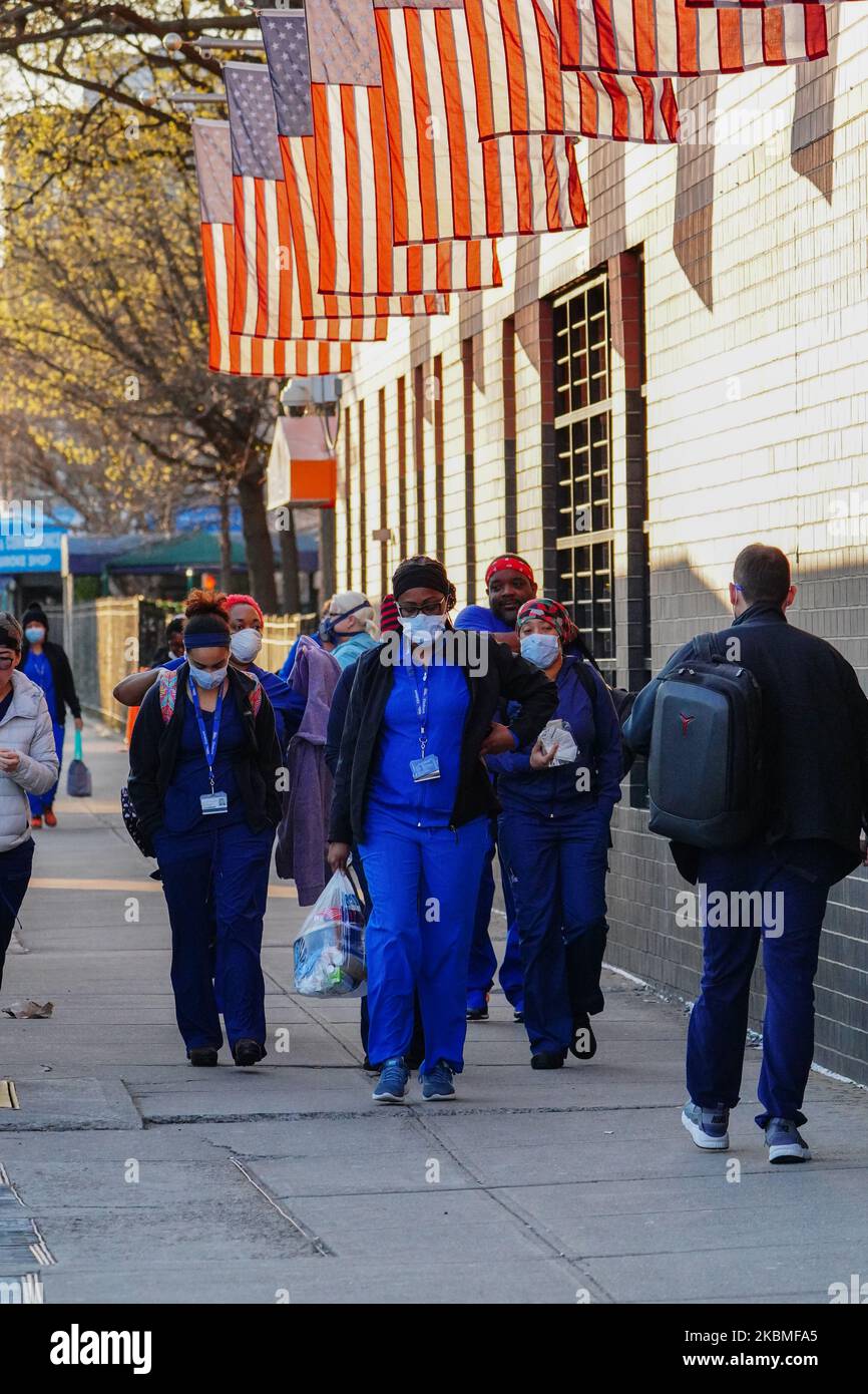 Una visione di un gruppo di infermieri che stanno per iniziare il loro turno presso l'Elmhurst Hospital di Queens New York USA durante la pandemia di coronavirus il 15 aprile 2020. (Foto di John Nacion/NurPhoto) Foto Stock