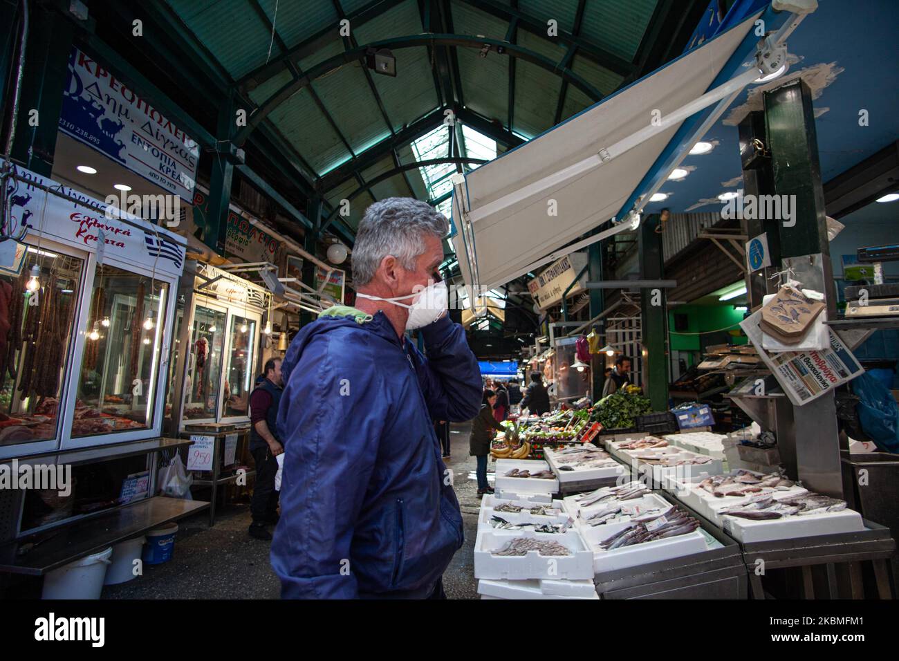 I consumatori sono visti con maschera protettiva e guanti durante il blocco nel mercato pubblico storico e più grande aperto centrale nel cuore del centro di Salonicco, Grecia chiamato Kapani o Agora Vlali vicino Aristotele o piazza Aristotelous il 16 aprile 2020. Gli acquirenti acquistano beni essenziali dell'ultimo minuto durante la pandemia di coronavirus COVID-19 per la celebrazione cristiana greco-ortodossa di Pasqua durante la quarantena. La maggior parte dei negozi sono chiusi a causa del blocco nazionale. I cittadini possono fare shopping solo con un permesso speciale. (Foto di Nicolas Economou/NurPhoto) Foto Stock