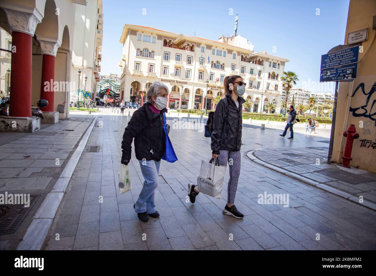 I consumatori sono visti con maschera protettiva e guanti durante il blocco nel mercato pubblico storico e più grande aperto centrale nel cuore del centro di Salonicco, Grecia chiamato Kapani o Agora Vlali vicino Aristotele o piazza Aristotelous il 16 aprile 2020. Gli acquirenti acquistano beni essenziali dell'ultimo minuto durante la pandemia di coronavirus COVID-19 per la celebrazione cristiana greco-ortodossa di Pasqua durante la quarantena. La maggior parte dei negozi sono chiusi a causa del blocco nazionale. I cittadini possono fare shopping solo con un permesso speciale. (Foto di Nicolas Economou/NurPhoto) Foto Stock
