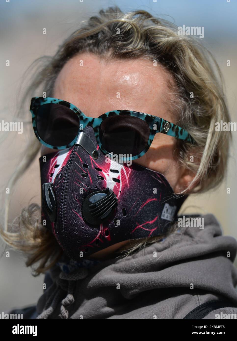 Ania indossa una maschera protettiva mentre si trova in una strada
