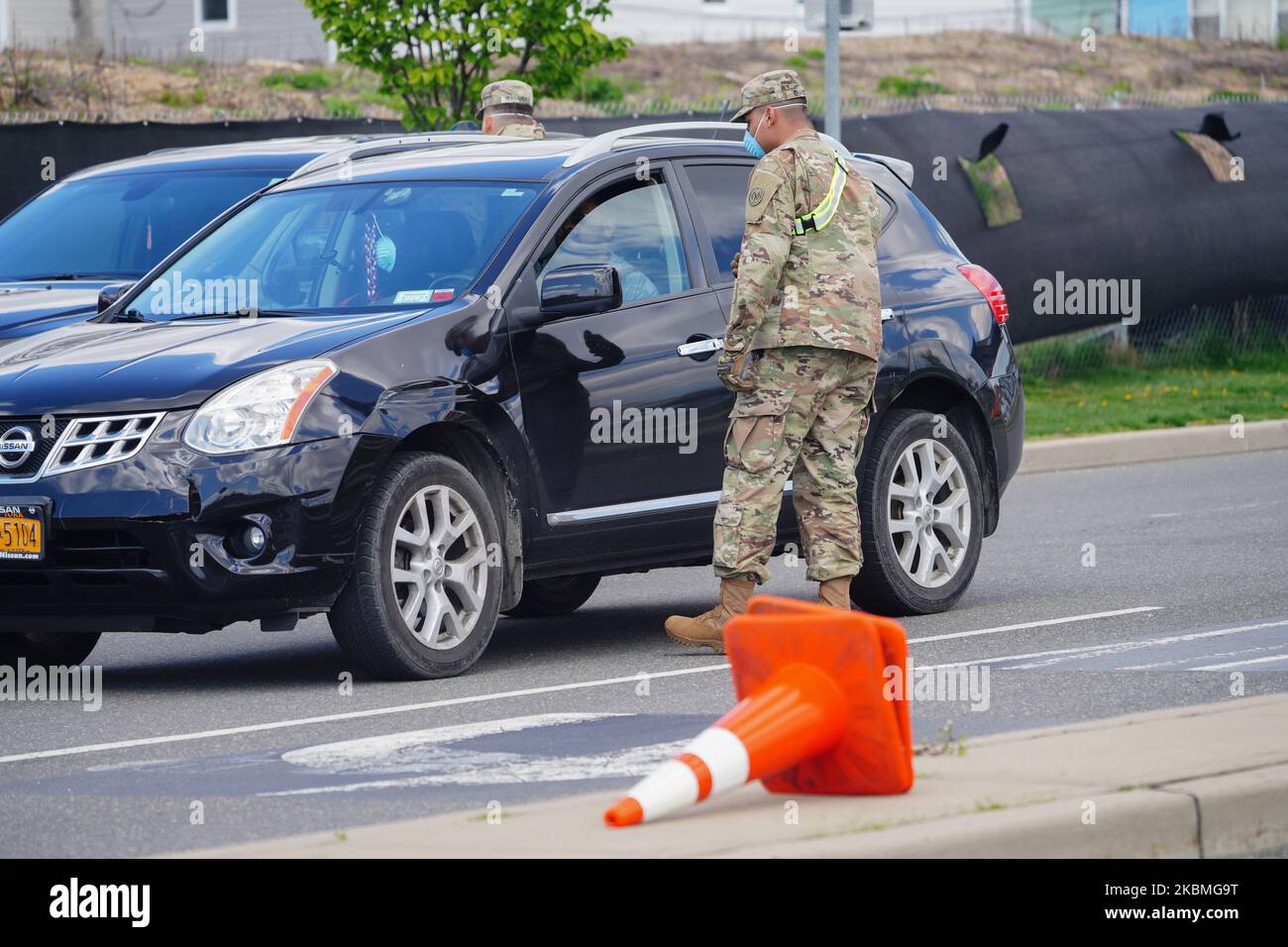 Un membro della National Guard aiuta l'automobilista ad arrivare in un centro di test COVID-19 allestito nel parcheggio dell'Aqueduct Racetrack nel New Yor?k City Borough of Queens, NY, 16 aprile 2020. (Foto di John Nacion/NurPhoto) Foto Stock