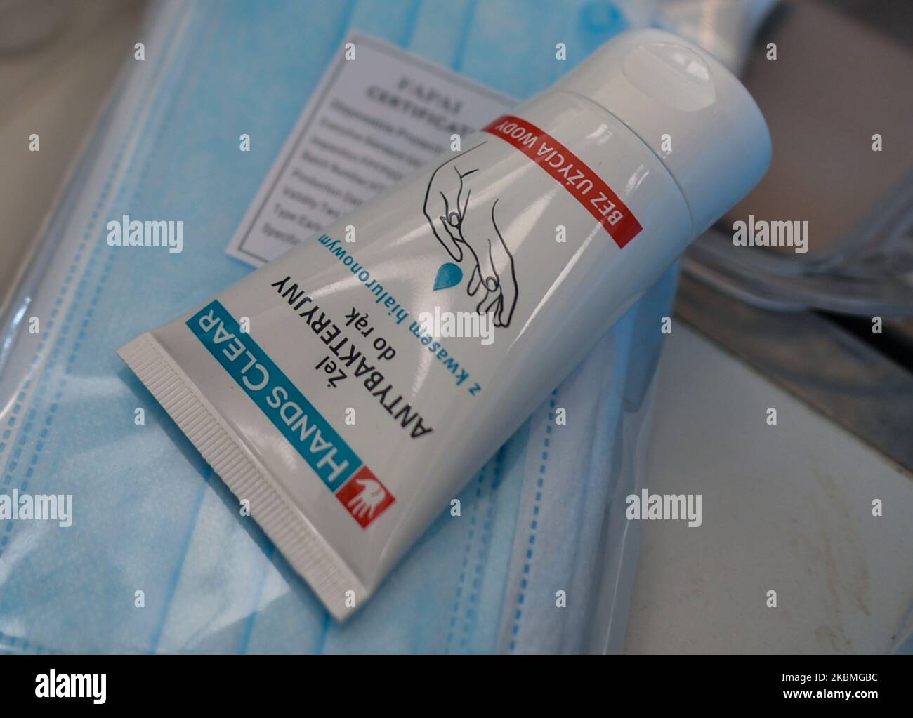 Un gel antibatterico per le mani e una confezione di dieci maschere protettive in vendita nel negozio zabka di Cracovia. Da oggi fino a nuovo avviso, il Ministero della Salute ha introdotto una nuova regola che richiede a tutte le persone di coprire la bocca e il naso con un capo di abbigliamento, sciarpa, fazzoletto, maschere di cotone, visiera o maschera facciale, ogni volta che vanno all'aperto. Questa regola si applica a tutti i mezzi di trasporto pubblico e ai luoghi pubblici (comprese strade, strade e piazze, chiese, negozi e mercati e aree verdi). La multa per la violazione della nuova regola è compresa tra 500 e 30.000 PLN. Giovedì 16 marzo 2020, io Foto Stock