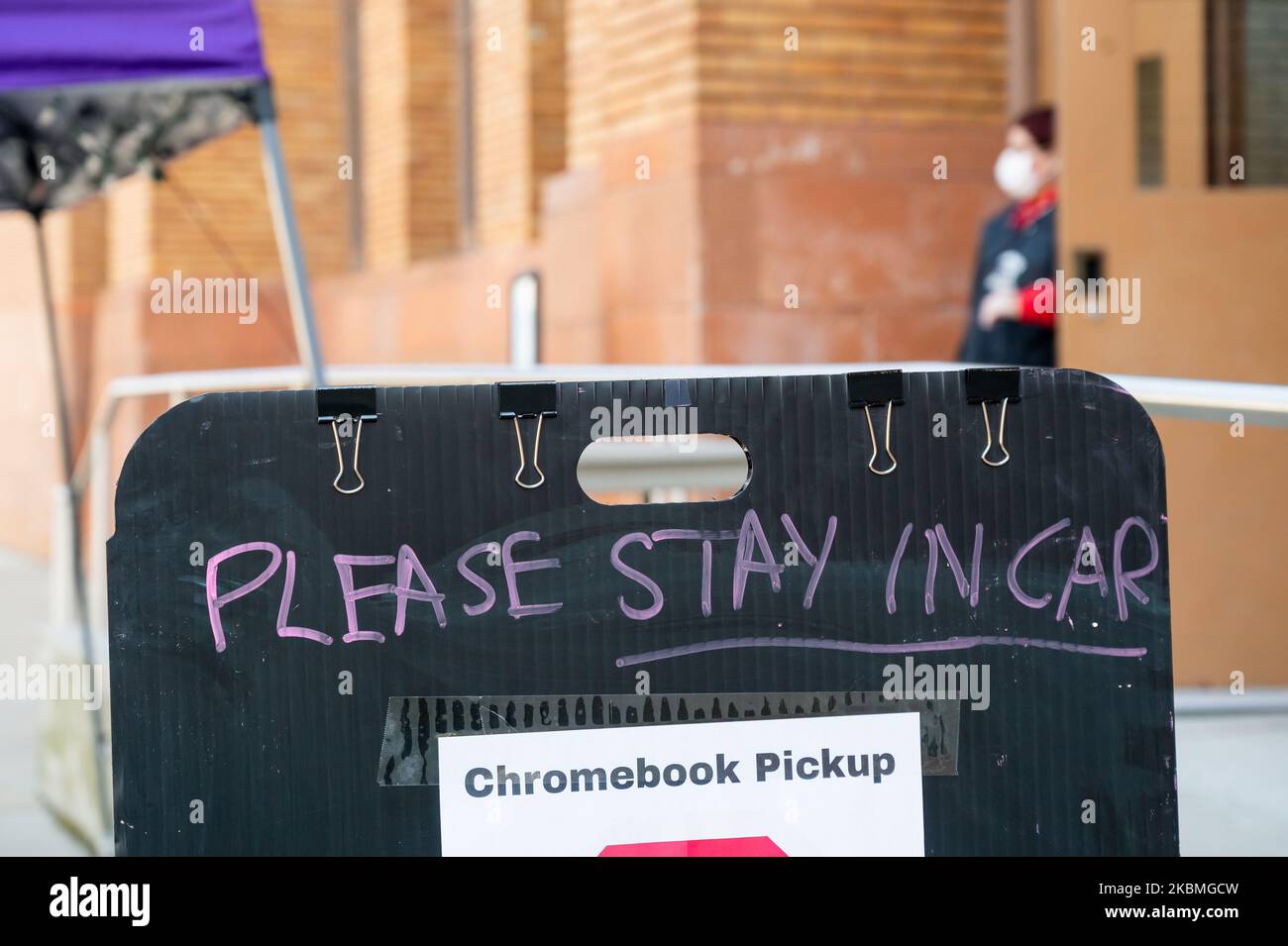 Google Chromebook sono distribuiti agli studenti, per passare a classi online, alla Carl Schurz High School il 16 aprile 2020 a Chicago, Illinois, Stati Uniti. Il numero di decessi correlati a COVID-19 in Illinois è stato superiore a 1.000 e nelle ultime 24 ore si sono verificati altri 125 decessi correlati a coronavirus. Questo ha segnato il più alto aumento di un giorno ad oggi in Illinois. (Foto di Patrick Gorski/NurPhoto) Foto Stock