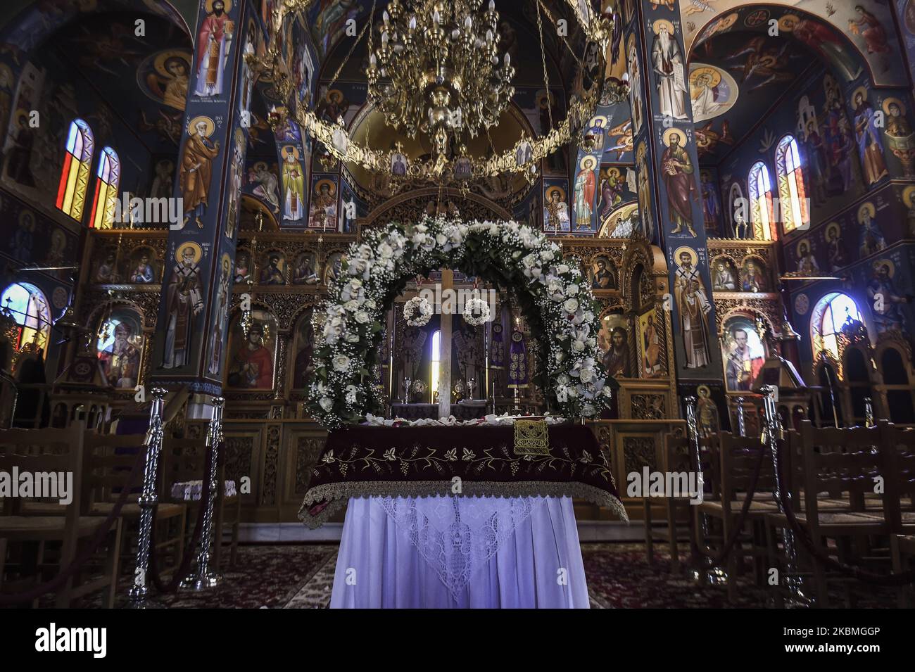La cerimonia del Venerdì Santo si è tenuta senza adoratori ad Atene, in Grecia, il 17 aprile 2020, durante un ordine di blocco da parte del governo per impedire la diffusione del coronavirus. Per i cristiani ortodossi, questo è normalmente un tempo di riflessione, di lutto comunitario e di gioiosa liberazione, di cerimonie secolari immerse nel simbolismo e nella tradizione. Ma quest’anno, Pasqua, è stata sostanzialmente cancellata. (Foto di Dimitris Lampropoulos/NurPhoto) Foto Stock