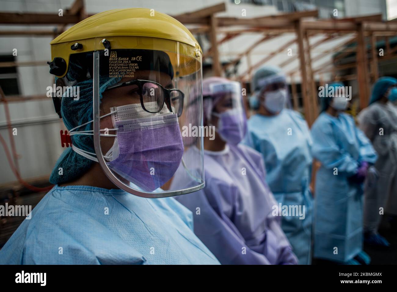 Gli operatori sanitari in piedi l'uno accanto all'altro osservano che il personale medico esegue un test con tampone su un paziente sospetto COVID-19 in sta. Ana Hospital a Manila, Filippine il 17 aprile 2020. La città di Manila ha recentemente iniziato test di massa localizzati con la capacità di condurre più di mille test ogni settimana.(Foto di Lisa Marie David/NurPhoto) Foto Stock