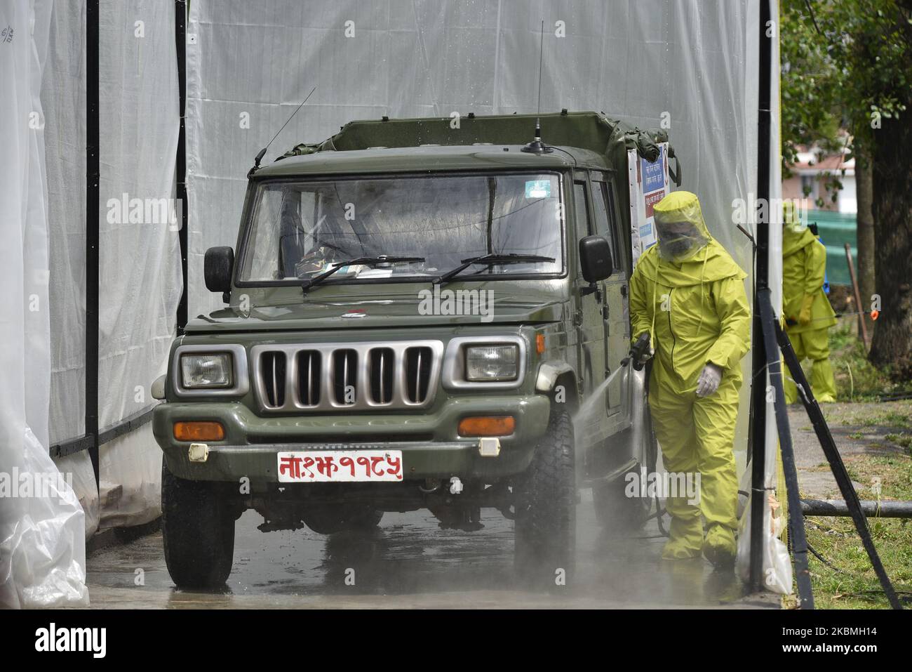 L'esercito nepalese del reggimento Mahabir Ranger dimostra nella camera di decontaminazione dei veicoli dopo la lotta contro il Coronavirus COVID-19 nelle caserme dell'esercito, Kathmandu, Nepal venerdì 17 aprile 2020. (Foto di Narayan Maharjan/NurPhoto) Foto Stock