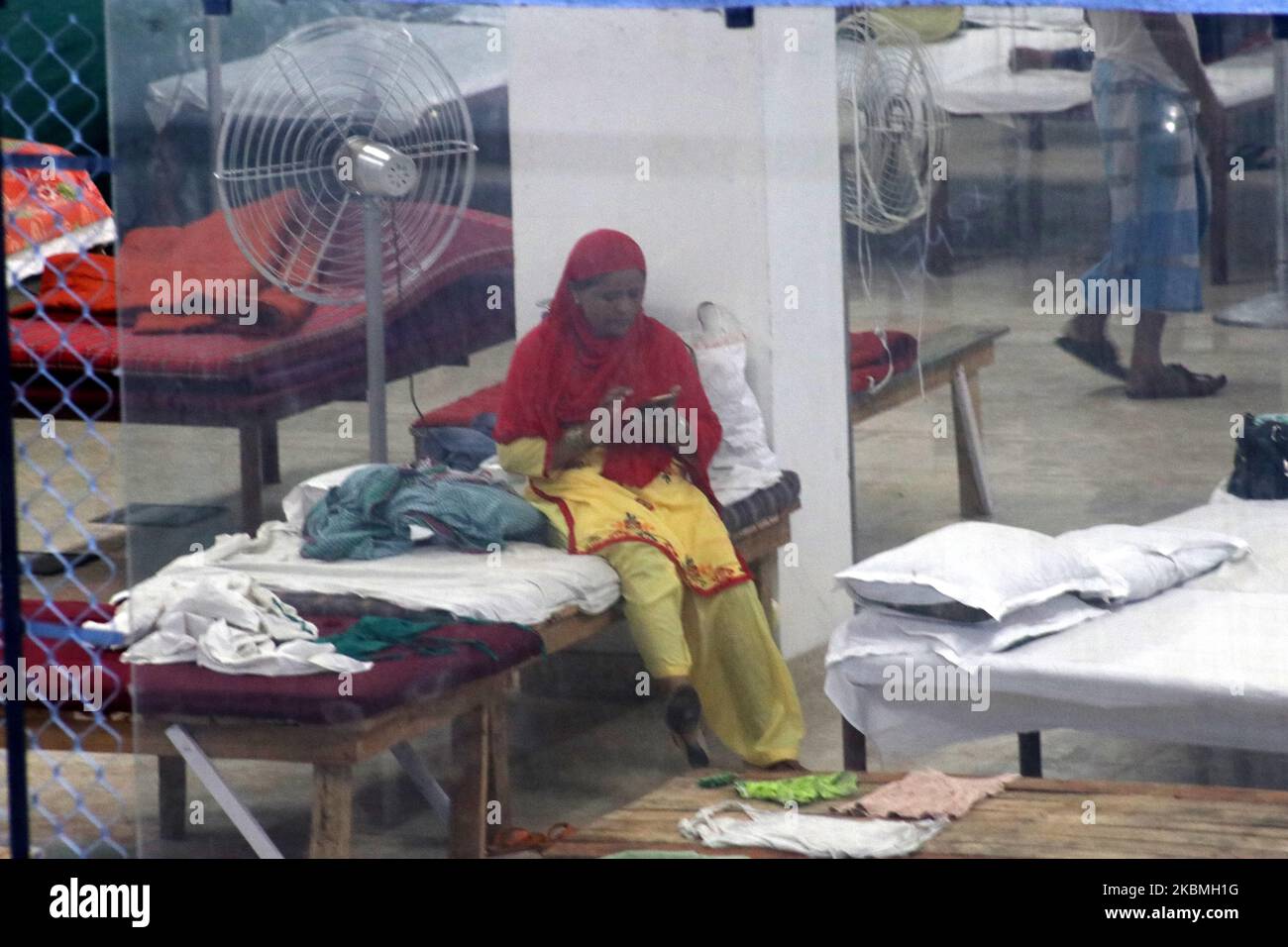 La gente è vista all'interno di una stazione di quarantena temporanea durante un blocco a Kolkata, India, il 17 aprile 2020. Il primo ministro indiano Narendra modi martedì ha esteso il blocco del coronavirus più grande del mondo per far decapare il picco dell'epidemia, con funzionari che corrono per recuperare il tempo perduto. (Foto di Debajyoti Chakraborty/NurPhoto) Foto Stock