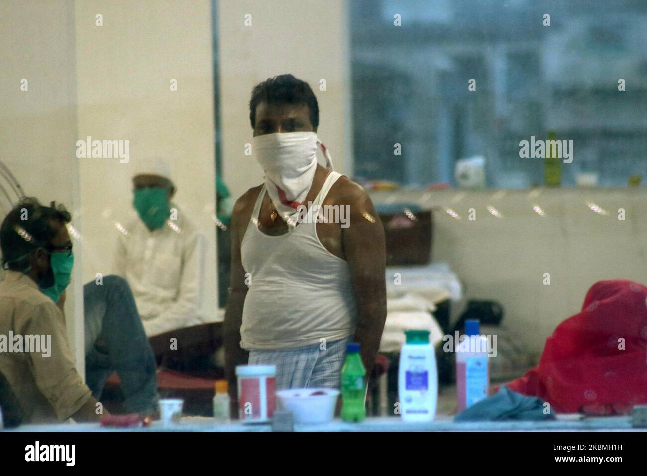 La gente è vista all'interno di una stazione di quarantena temporanea durante un blocco a Kolkata, India, il 17 aprile 2020. Il primo ministro indiano Narendra modi martedì ha esteso il blocco del coronavirus più grande del mondo per far decapare il picco dell'epidemia, con funzionari che corrono per recuperare il tempo perduto. (Foto di Debajyoti Chakraborty/NurPhoto) Foto Stock