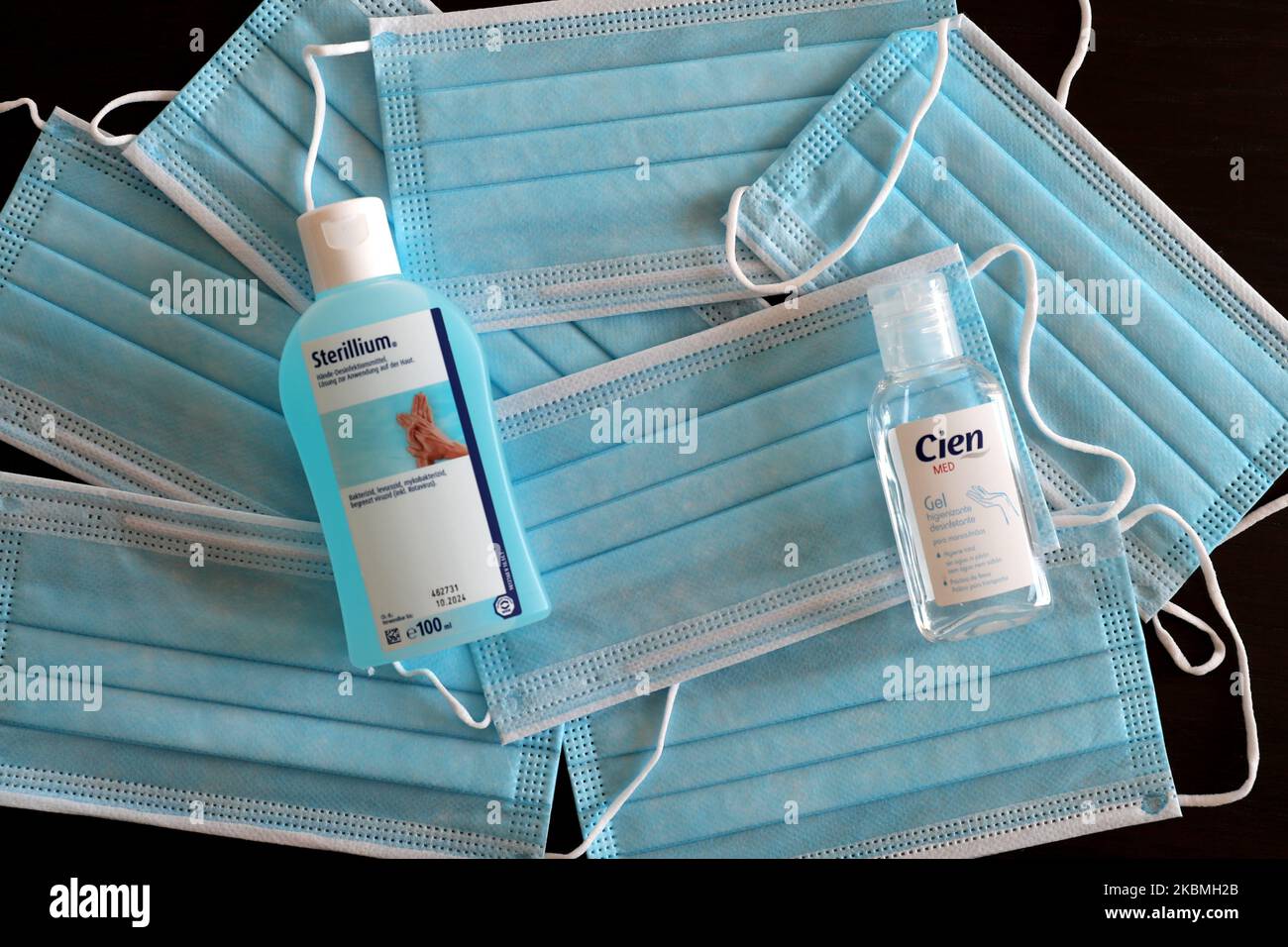 Maschere facciali e gel alcolico per le mani sono visti a Lisbona, Portogallo, il 17 aprile 2020, in quanto il governo portoghese limita al 15% il margine di profitto dalla vendita di dispositivi medici e dispositivi di protezione, così come l'alcool etilico e gel per le mani a base di alcool durante l'epidemia di Coronavirus COVID-19. (Foto di Pedro FiÃºza/NurPhoto) Foto Stock
