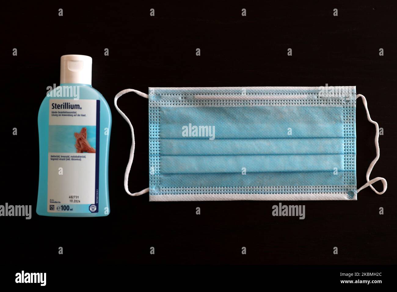 Una maschera facciale e una bottiglia di gel alcolico disinfettante sono visti a Lisbona, Portogallo, il 17 aprile 2020, in quanto il governo portoghese limita al 15% il margine di profitto dalla vendita di dispositivi medici e dispositivi di protezione, Così come alcool etilico e gel per le mani a base di alcool durante l'epidemia di coronavirus COVID-19. (Foto di Pedro FiÃºza/NurPhoto) Foto Stock