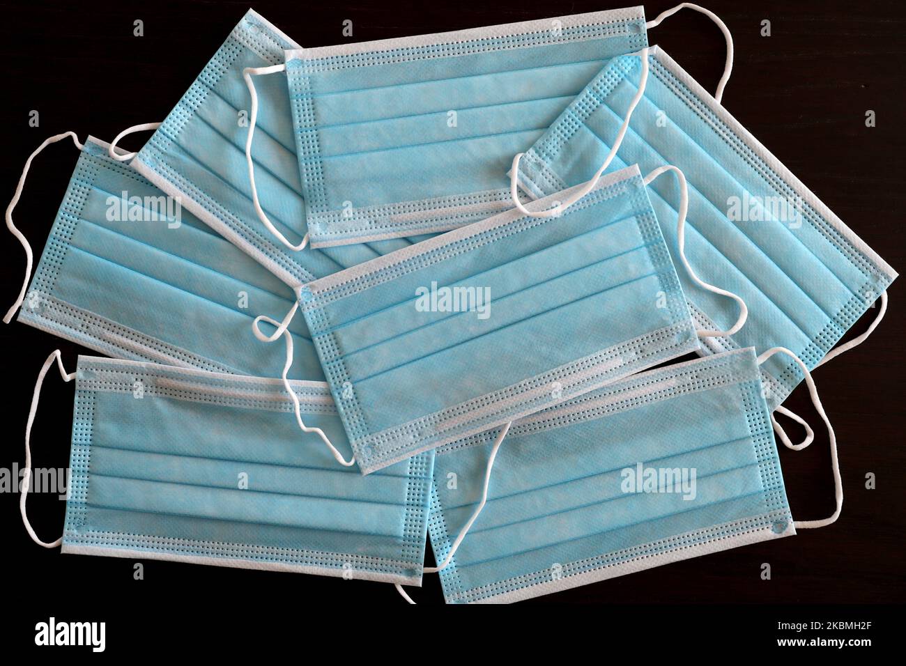 Le maschere facciali sono viste a Lisbona, in Portogallo, il 17 aprile 2020 poiché il governo portoghese limita al 15% il margine di profitto dalla vendita di dispositivi medici e dispositivi di protezione, così come l'alcool etilico e gel per le mani a base di alcool durante l'epidemia di coronavirus COVID-19. (Foto di Pedro Fiúza/NurPhoto) Foto Stock