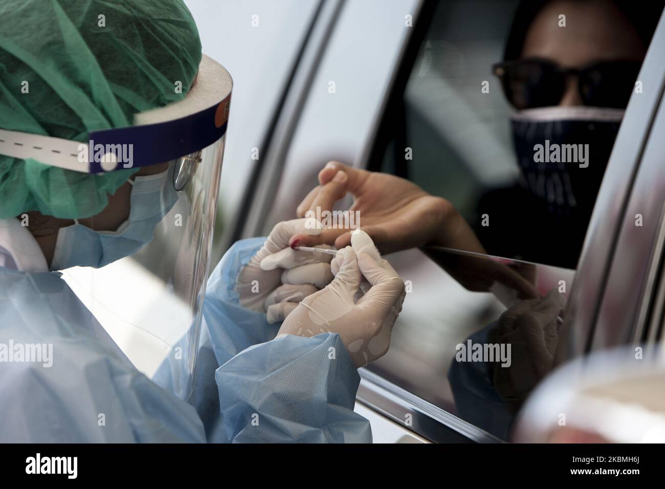 Un ospedale a Giacarta, ha condotto un drive-through test rapido per coronavirus il Sabato 18, 2020. Il test rapido inizia alle 8,00:11,00 a.m - 1:00 a.m. gli operatori sanitari consigliano alle persone di venire in auto per implementare la distanza fisica. (Foto di Mas Agung Wilis/NurPhoto) Foto Stock
