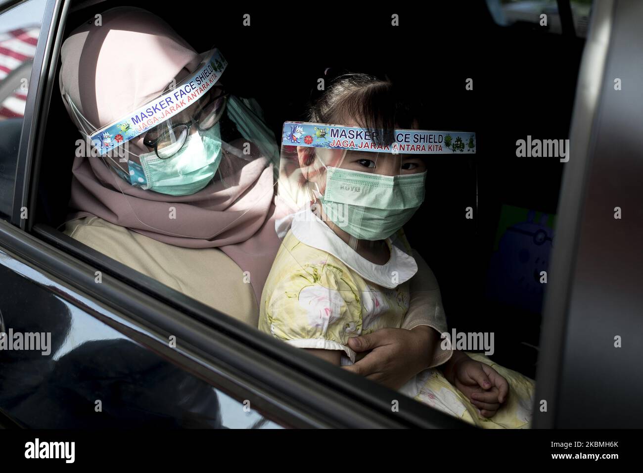 Un ospedale a Giacarta, ha condotto un drive-through test rapido per coronavirus il Sabato 18, 2020. Il test rapido inizia alle 8,00:11,00 a.m - 1:00 a.m. gli operatori sanitari consigliano alle persone di venire in auto per implementare la distanza fisica. (Foto di Mas Agung Wilis/NurPhoto) Foto Stock