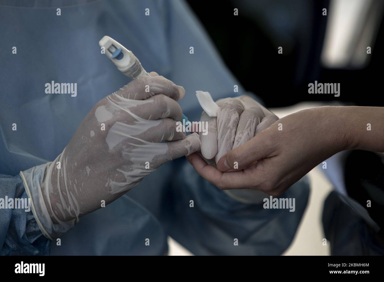 Un ospedale a Giacarta, ha condotto un drive-through test rapido per coronavirus il Sabato 18, 2020. Il test rapido inizia alle 8,00:11,00 a.m - 1:00 a.m. gli operatori sanitari consigliano alle persone di venire in auto per implementare la distanza fisica. (Foto di Mas Agung Wilis/NurPhoto) Foto Stock