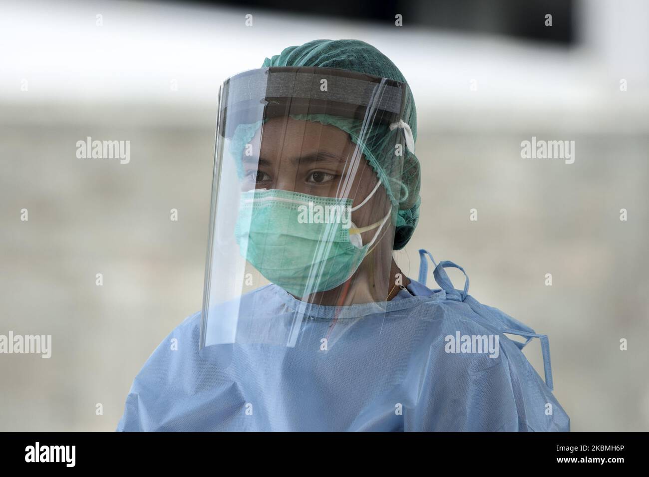 Un ospedale a Giacarta, ha condotto un drive-through test rapido per coronavirus il Sabato 18, 2020. Il test rapido inizia alle 8,00:11,00 a.m - 1:00 a.m. gli operatori sanitari consigliano alle persone di venire in auto per implementare la distanza fisica. (Foto di Mas Agung Wilis/NurPhoto) Foto Stock