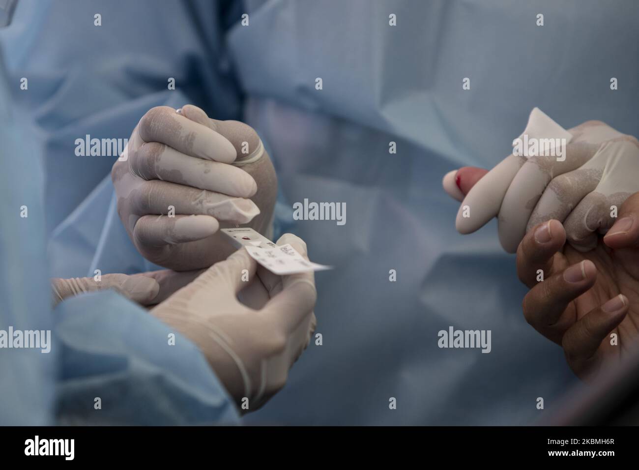 Un ospedale a Giacarta, ha condotto un drive-through test rapido per coronavirus il Sabato 18, 2020. Il test rapido inizia alle 8,00:11,00 a.m - 1:00 a.m. gli operatori sanitari consigliano alle persone di venire in auto per implementare la distanza fisica. (Foto di Mas Agung Wilis/NurPhoto) Foto Stock