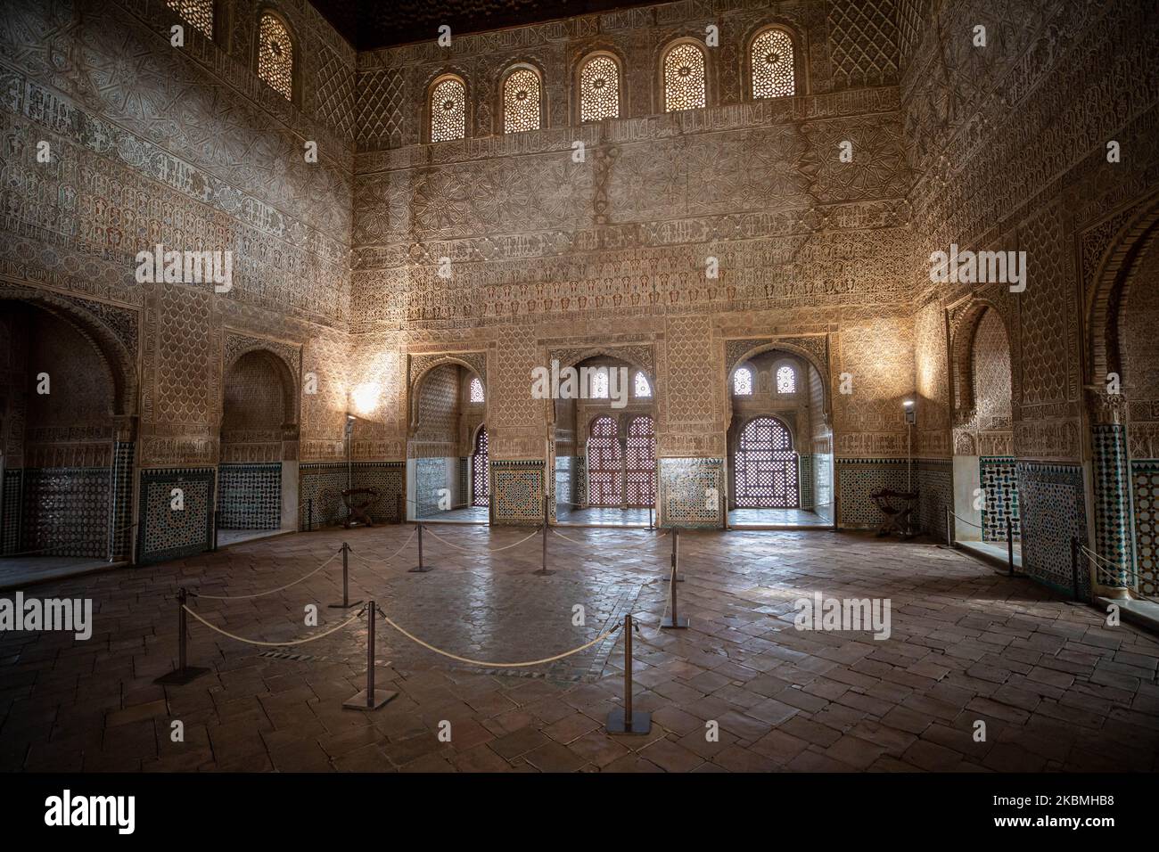 La Sala degli Ambasciatori senza persone all'Alhambra il 17 aprile 2020 a Granada, Spagna. L'Alhambra è il monumento più visitato in Spagna ed è tra le più grandi destinazioni turistiche d'Europa, ora è chiuso a causa del blocco ordinato per combattere la diffusione del romanzo Coronavirus COVID-19. (Foto di Fermin Rodriguez/NurPhoto) Foto Stock