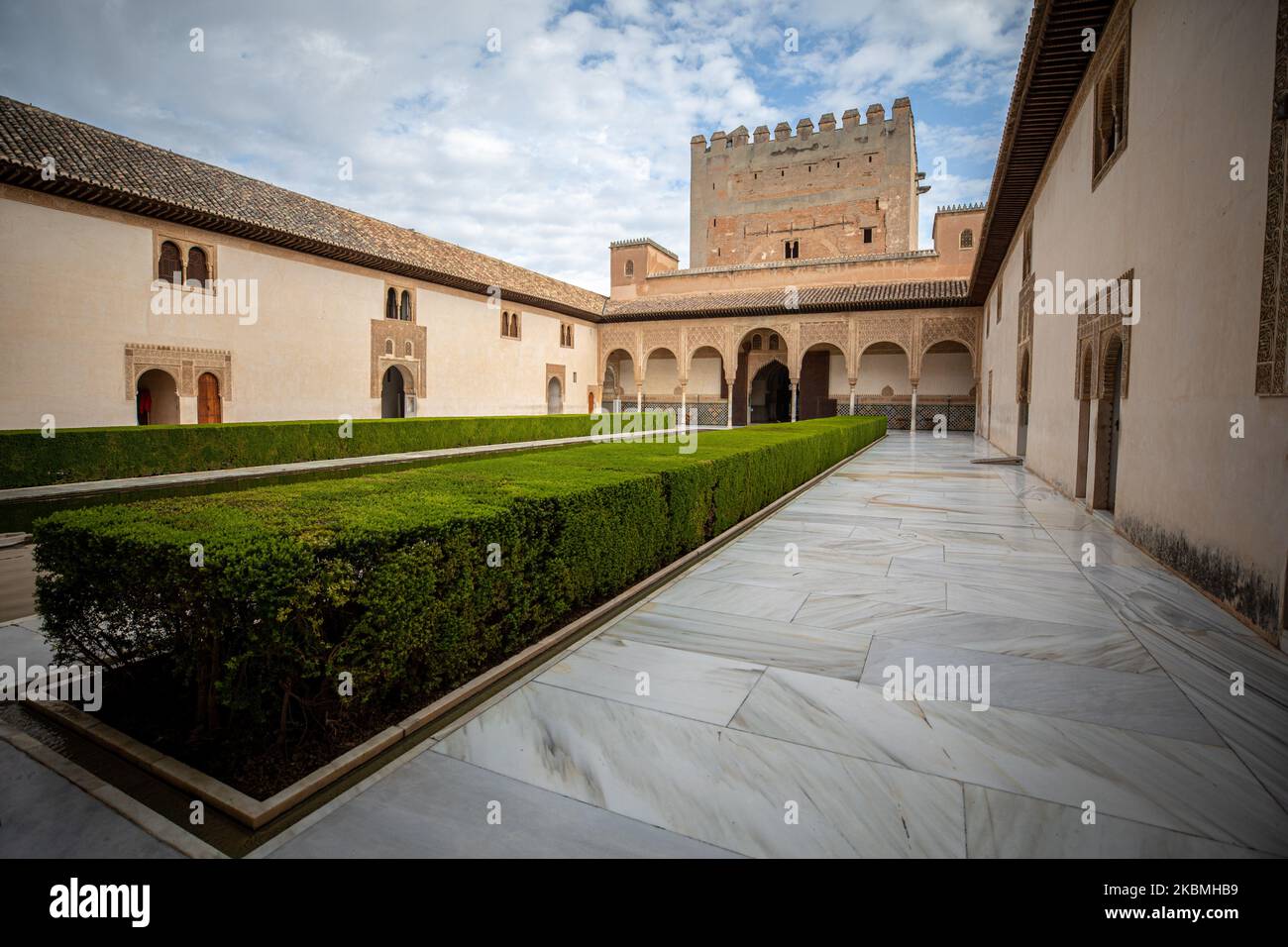 La Corte dei Myrtles senza persone all'Alhambra il 17 aprile 2020 a Granada, Spagna. L'Alhambra è il monumento più visitato in Spagna ed è tra le più grandi destinazioni turistiche d'Europa, ora è chiuso a causa del blocco ordinato per combattere la diffusione del romanzo Coronavirus COVID-19. (Foto di Fermin Rodriguez/NurPhoto) Foto Stock