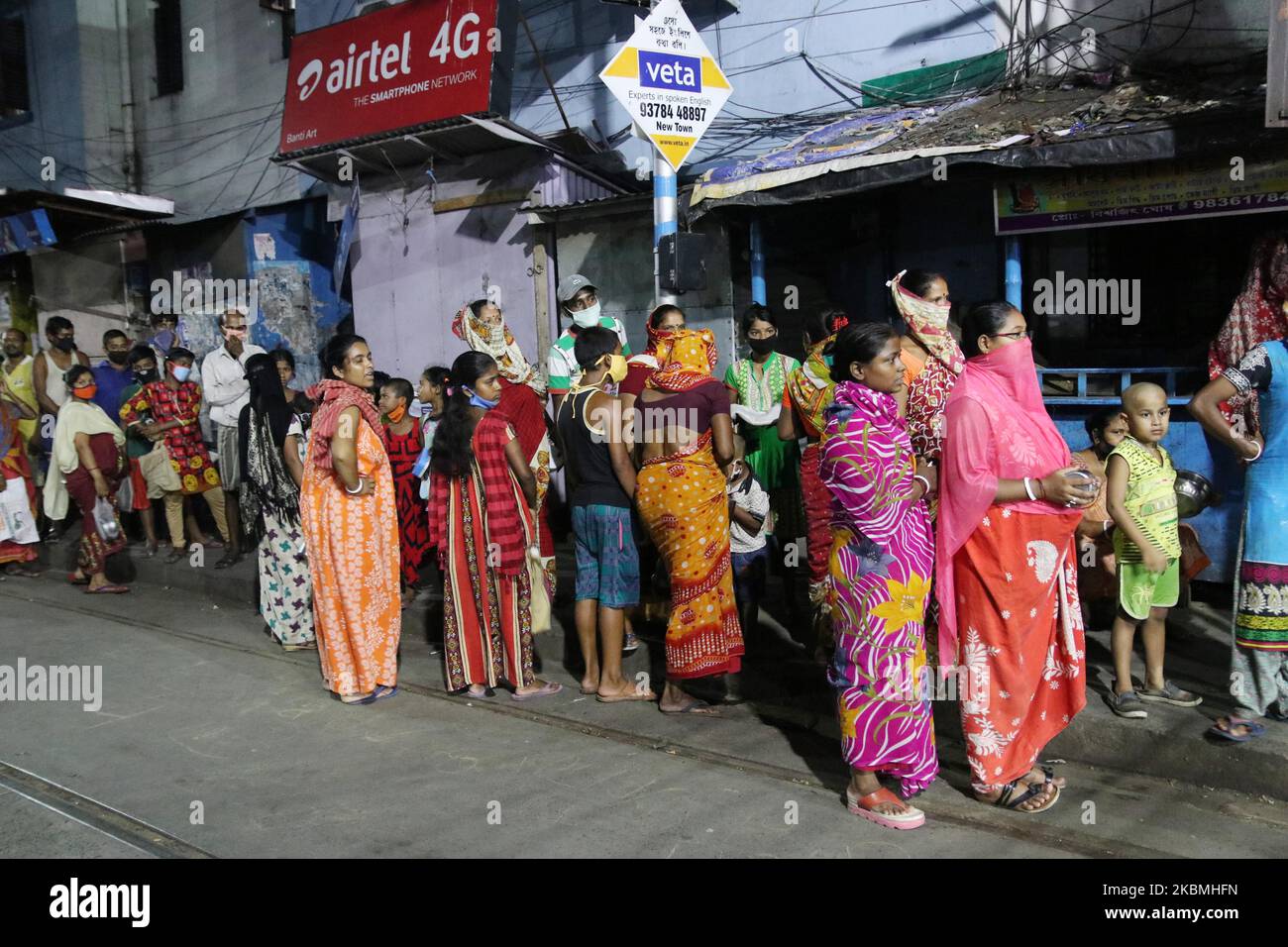 I baraccopoli aspettano in coda per ricevere cibo gratuito fuori dalla zona della stazione ferroviaria durante un blocco a Kolkata, India, il 17 aprile 2020. Il primo ministro indiano Narendra modi martedì ha esteso il blocco del coronavirus più grande del mondo per far decapare il picco dell'epidemia, con funzionari che corrono per recuperare il tempo perduto. (Foto di Debajyoti Chakraborty/NurPhoto) Foto Stock