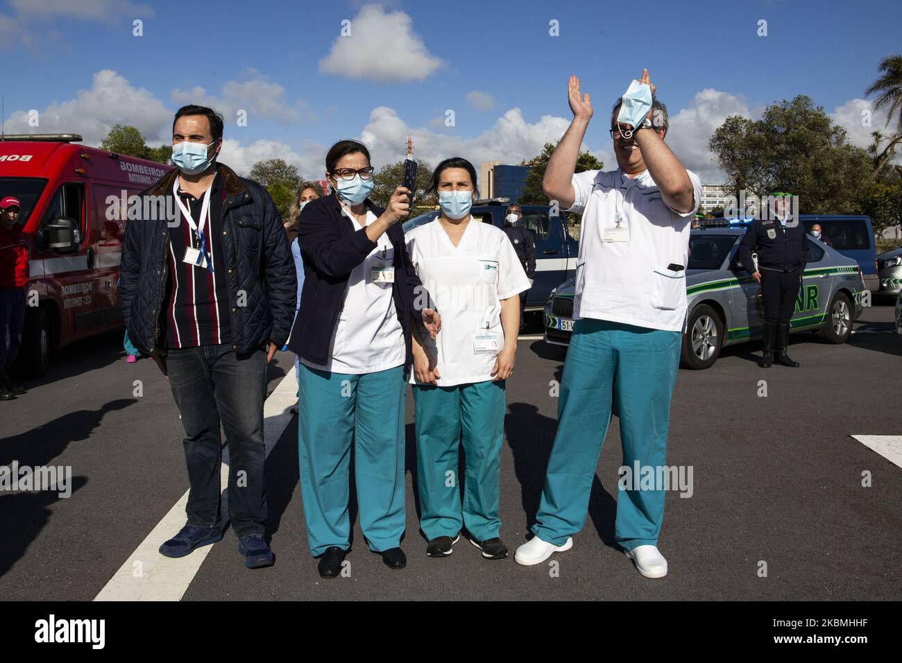 Le forze di sicurezza (PSP e GNR) e i vigili del fuoco onorano i professionisti della salute nella lotta contro Covid 19. In un evento che è passato da Hospital de Santo António, Hospital de Campanha nel padiglione SuperBock Arena, Hospital de São João e Hospital Pedro Hispano, nel quartiere portuale. Questo omaggio è stato reso dal commissario Sílvia Caador, nella consegna di una fotografia e dall'orchestra del psp che cantava e suonava inno nazionale, ai rappresentanti di ogni ospedale, e ai tecnici sanitari. (Foto di Rita Franca/NurPhoto) Foto Stock