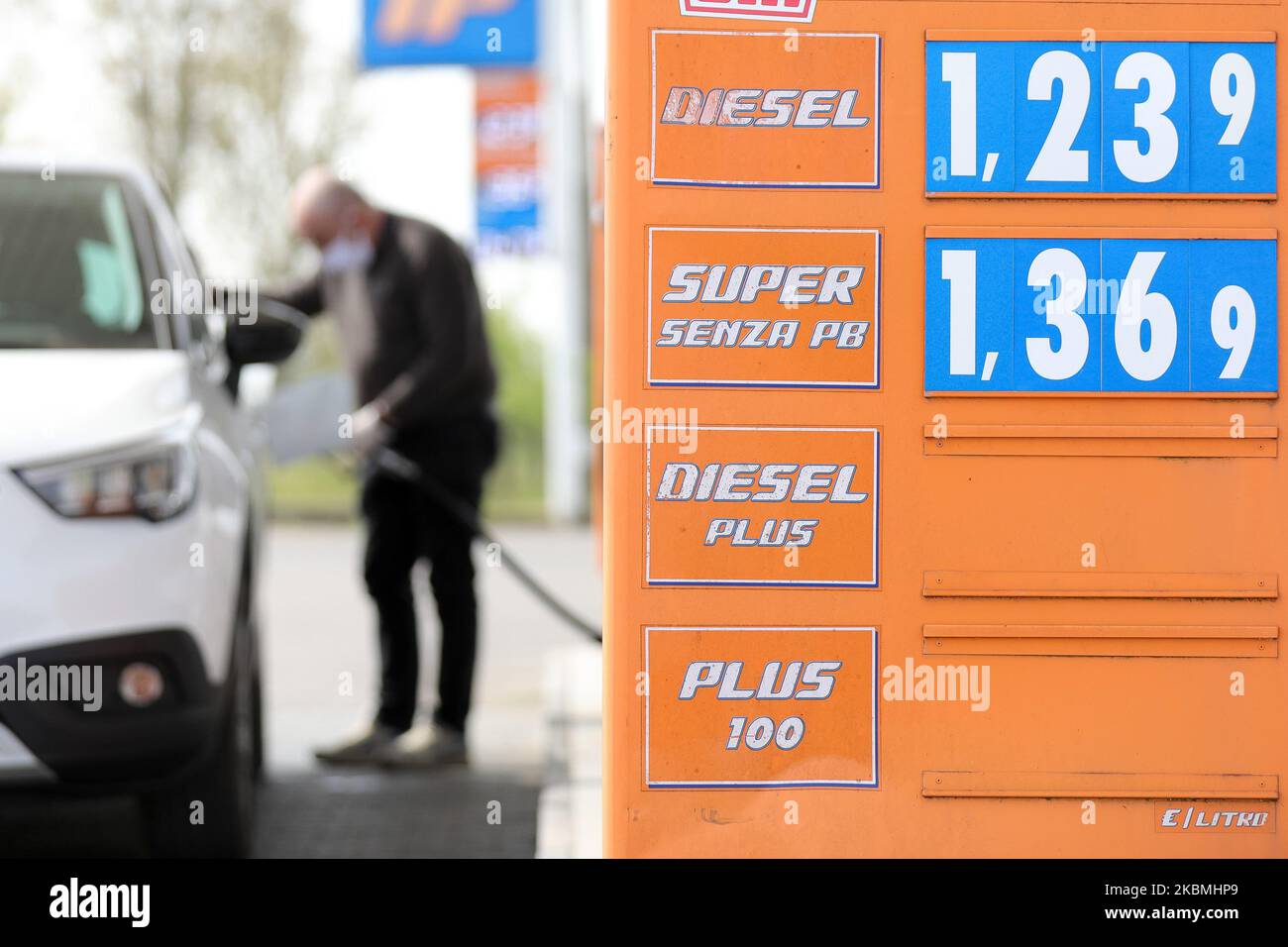 Man auto di rifornimento approfittando della riduzione dei prezzi del carburante durante la pandemia COVID-19 in Italia il 18 aprile 2020 a Carpi, Italia. (Foto di Emmanuele Ciancaglini/NurPhoto) Foto Stock