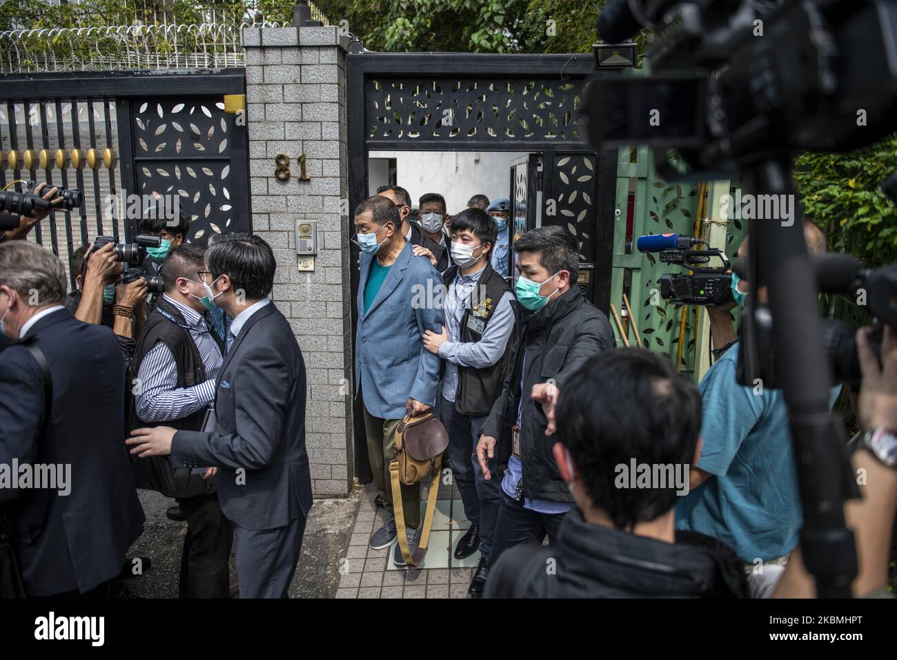 Gli ufficiali di polizia scortano Jimmy Lai fuori dalla sua casa il 18 aprile 2020 a Hong Kong, Cina. La polizia di Hong Kong ha arrestato 14 persone coinvolte nella protesta anti-governativa degli ultimi anni, tra cui i legislatori pan-democratici attivi e il magnate dei media Jimmy Lai, il fondatore Next Digital e Hong Kong Media Company. (Foto di Vernon Yuen/NurPhoto) Foto Stock