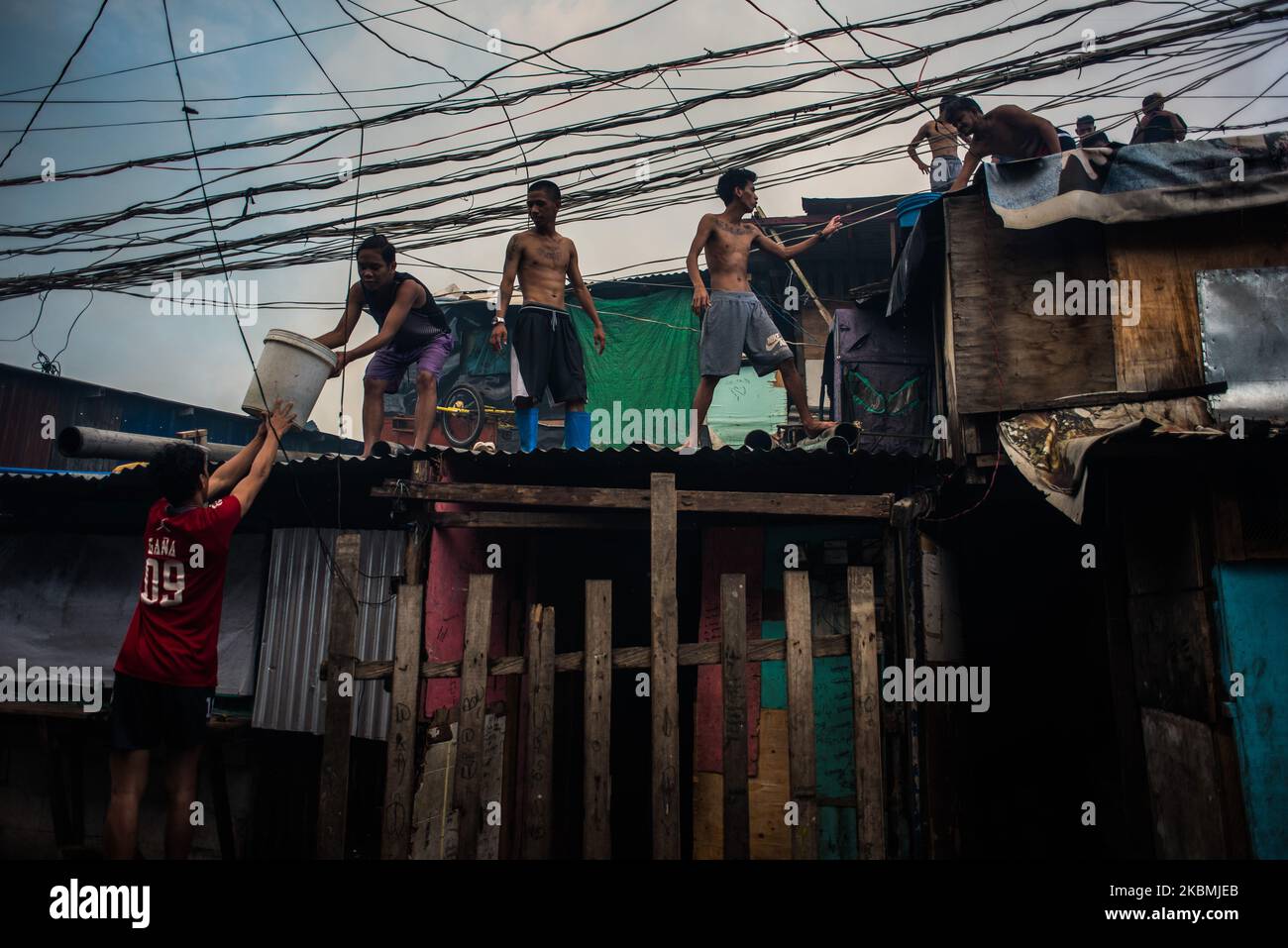 Alcuni uomini lavorano per estinguere l'incendio scoppiato in una zona baraccata a Tendo, Manila, nelle Filippine, il 18 aprile 2020. Circa 500 famiglie hanno perso le loro case per sparare mentre Manila e l'intera isola di Luzon rimangono in quarantena. Il numero di casi COVID-19 confermati nel paese supera i 6.000.(Foto di Lisa Marie David/NurPhoto) Foto Stock