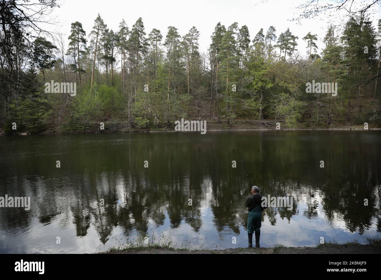 Un pescatore a Baerensee a Stoccarda, Germania il 18 aprile 2020 (Foto di Agron Beqiri/NurPhoto) Foto Stock