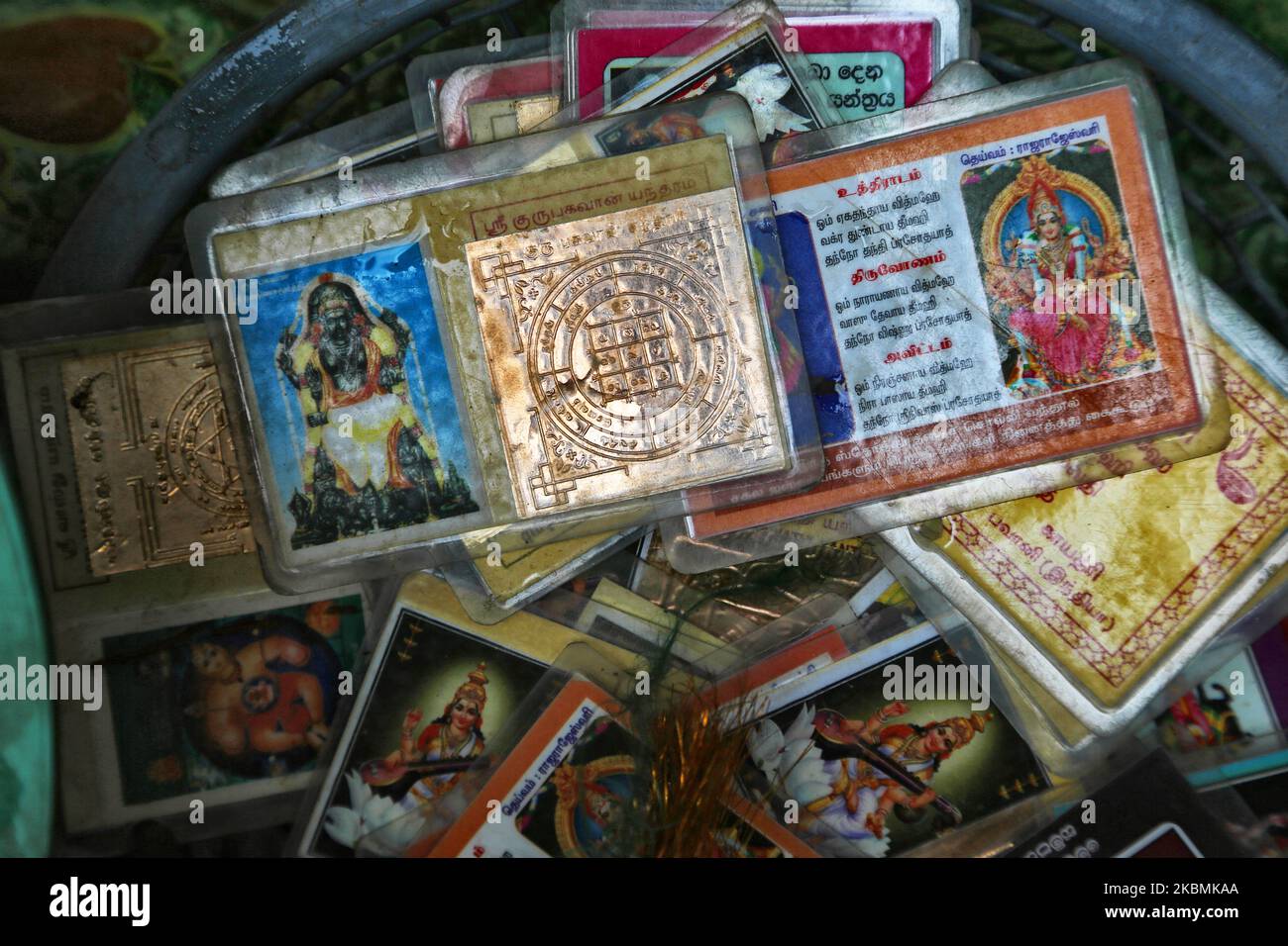 Articoli religiosi con le immagini delle divinità indù al tempio Kataragama di Kataragama, Sri Lanka, il 9 giugno 2017. Il tempio si trova sulla cima di una collina ed è una città di pellegrinaggio sacra per il popolo buddista, indù e indigeno Vedda dello Sri Lanka. Nonostante le differenze di casta e credo, molti srilankesi mostrano grande riverenza a Dio Kataragama. Essi lo onorano come una divinità molto potente e implorano aiuto divino per superare i loro problemi personali e credono che Dio Kataragama esiste ed è investito di un potere straordinario per aiutare coloro che si rivolgono a Lui con fede e devozione in tempi di difficoltà Foto Stock